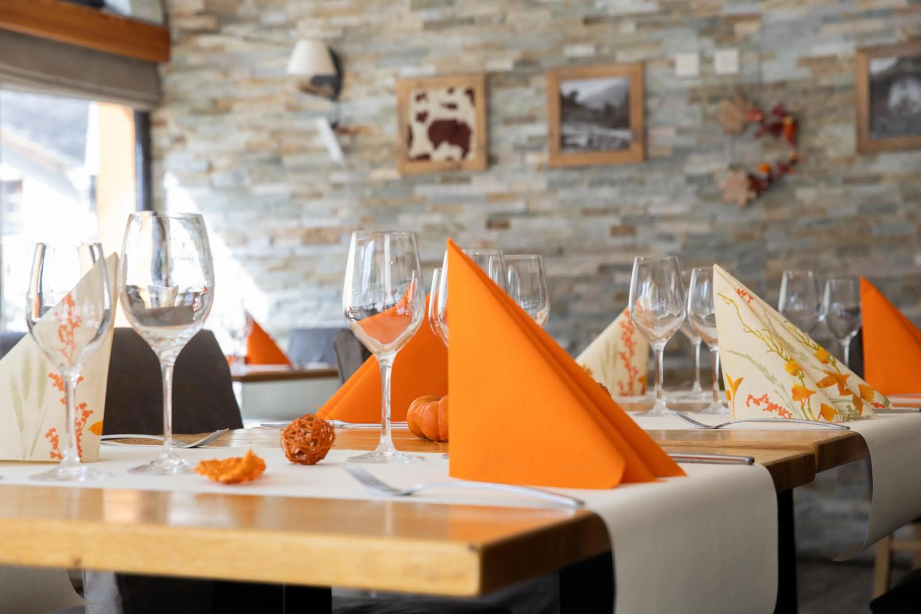 Restaurant/places to eat in Hôtel Dents de Veisivi