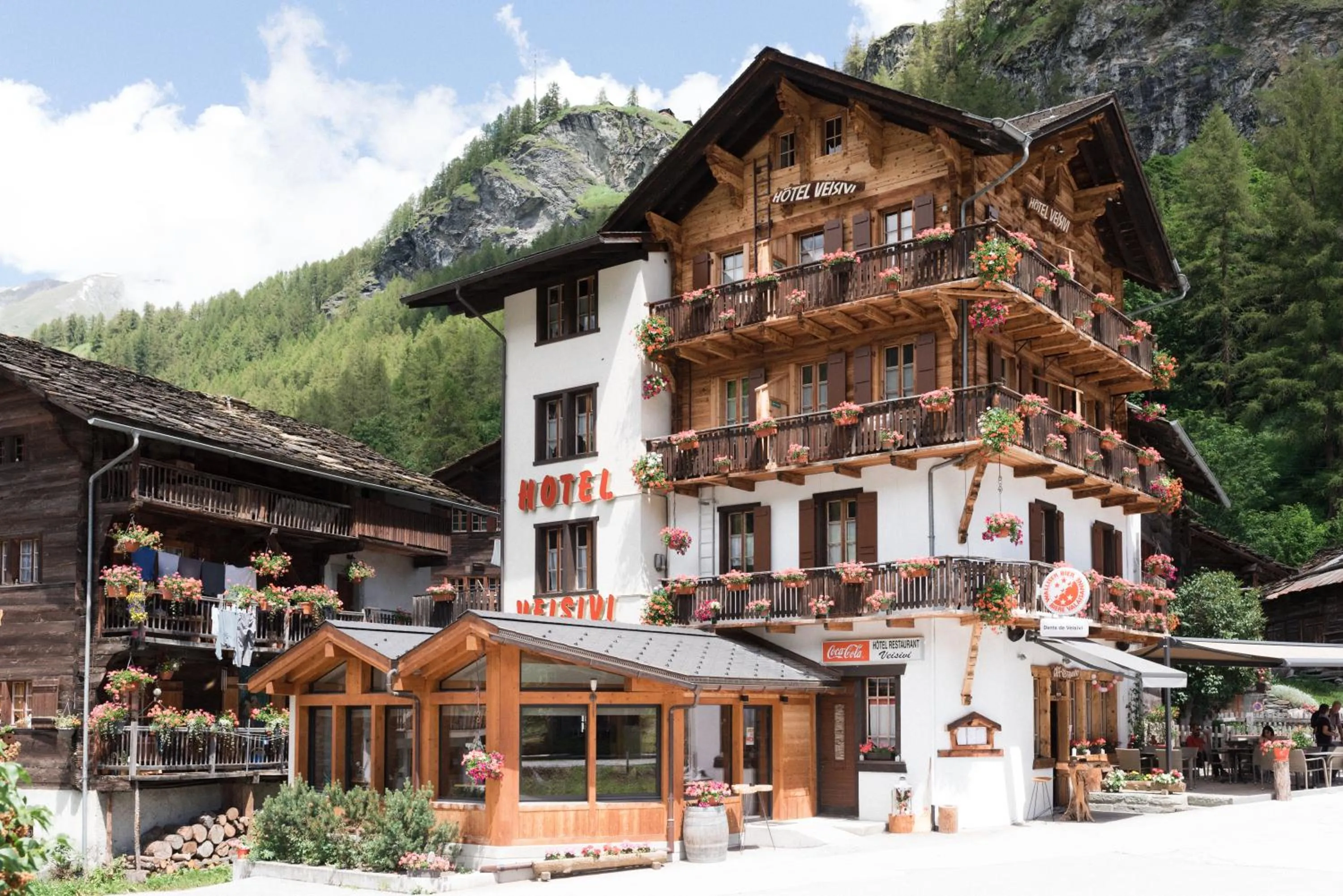 Property building in Hôtel Dents de Veisivi