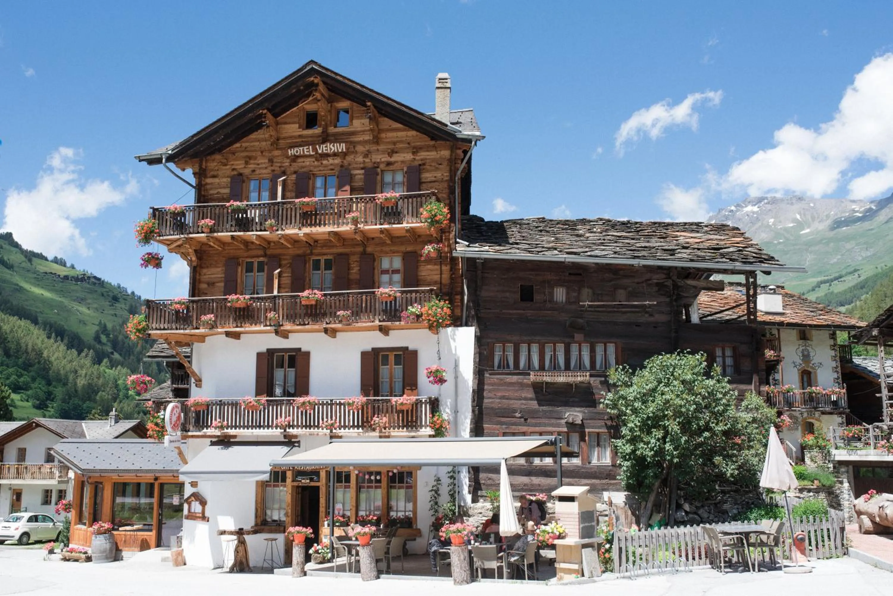 Property building in Hôtel Dents de Veisivi