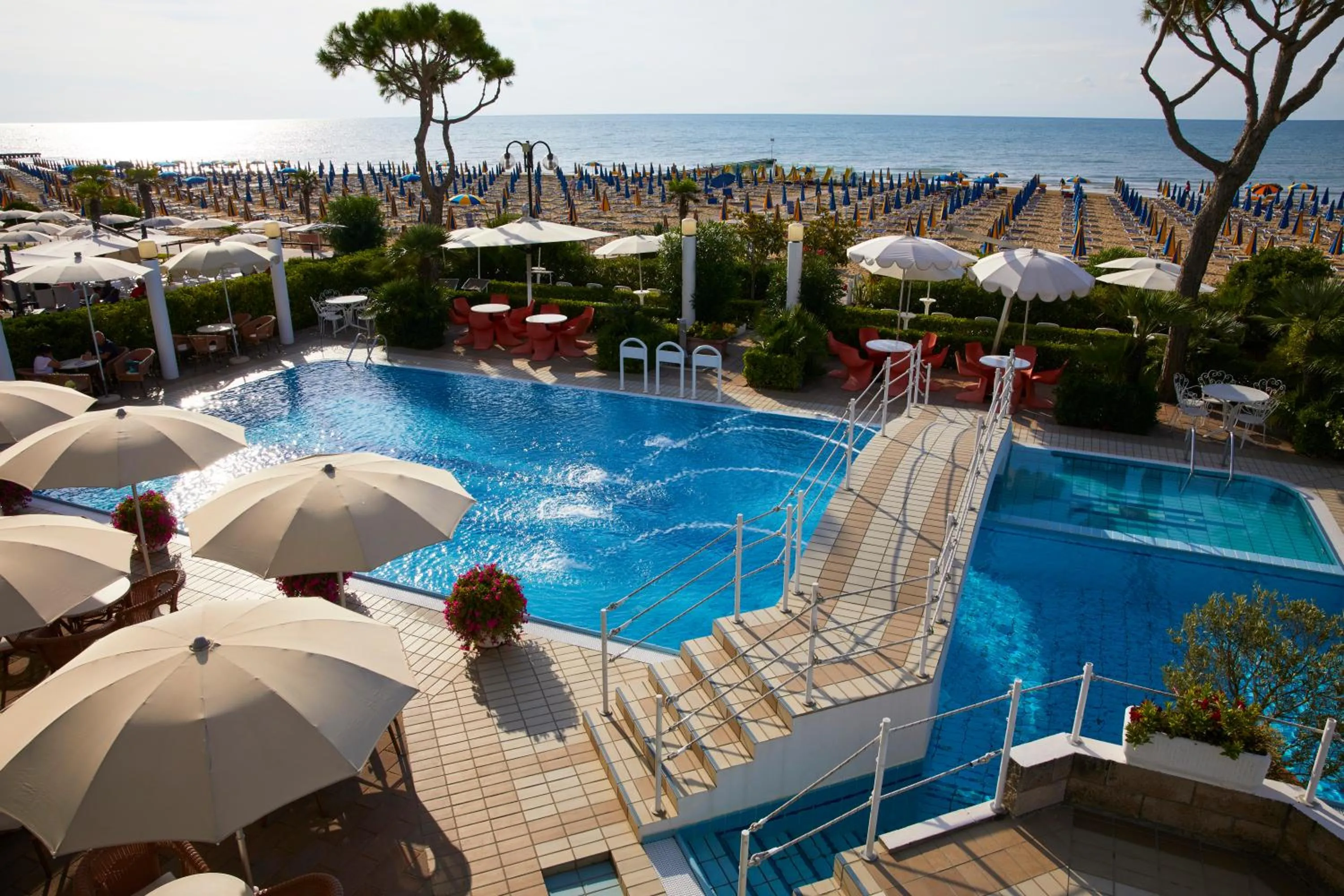 Swimming pool in Ruhl Beach Hotel & Suites