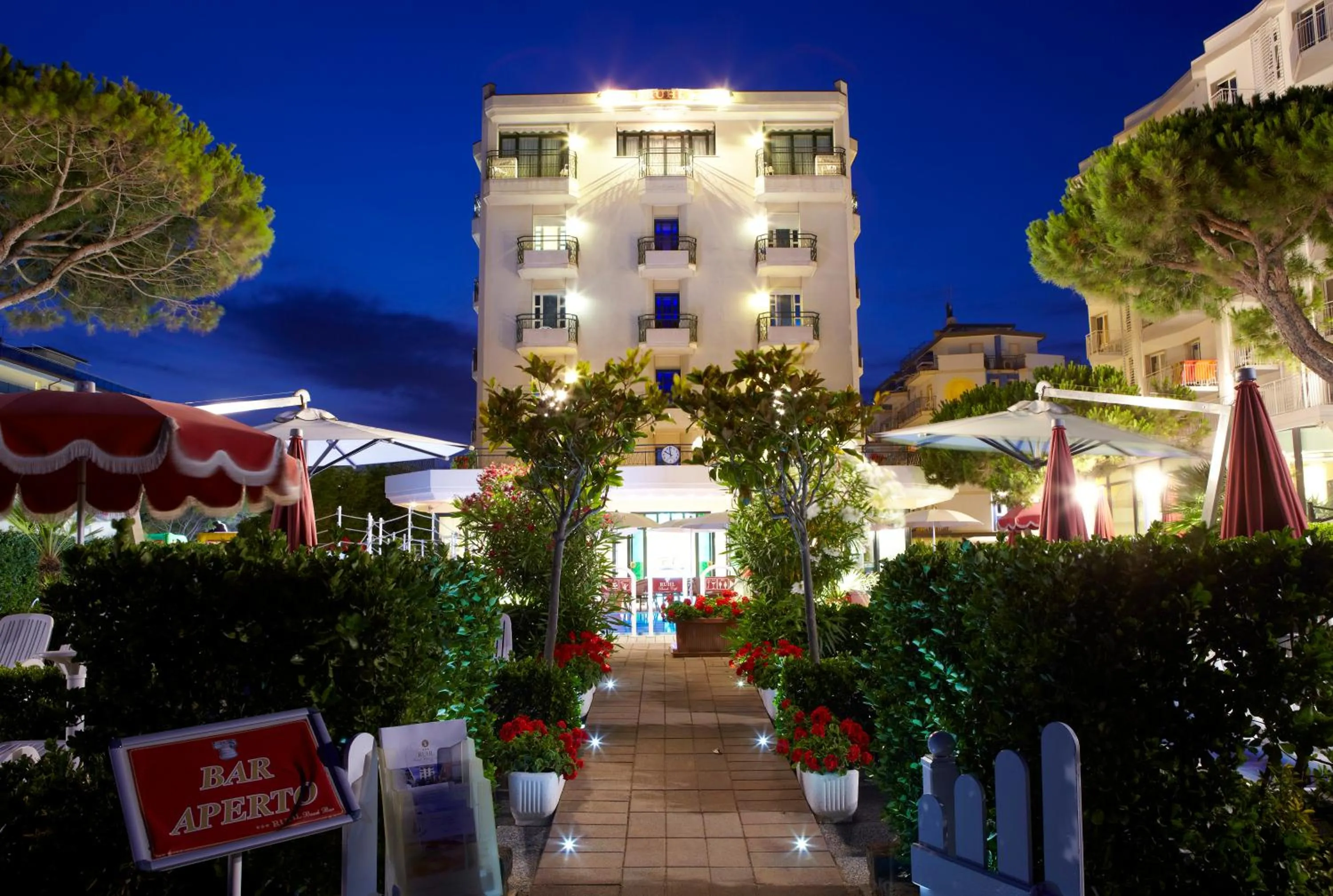 Property building in Ruhl Beach Hotel & Suites
