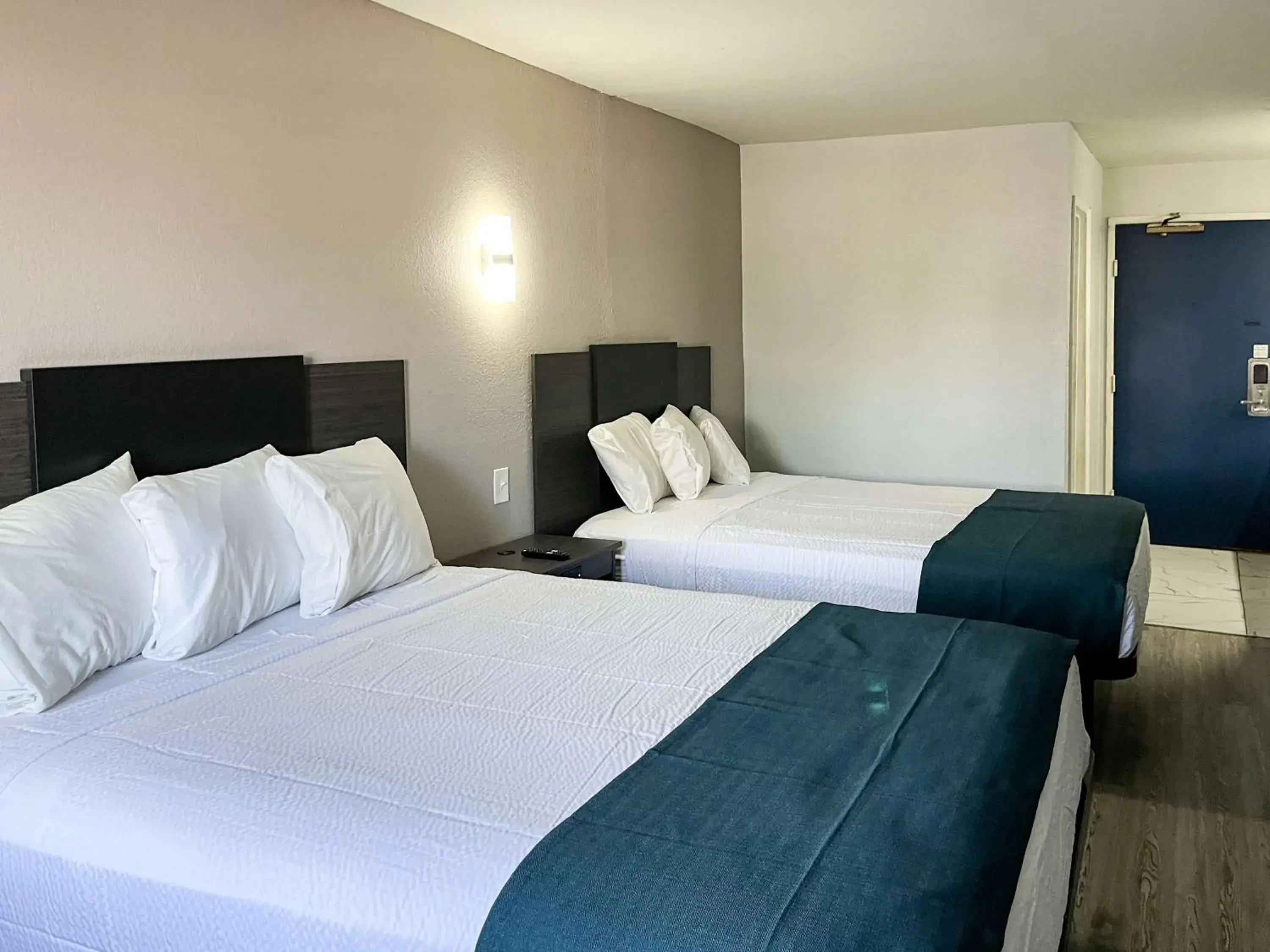 Photo of the whole room, Bed in Studio 6 Suites Delano, CA Photo of the whole room, Bed in Studio 6 Suites Delano, CA