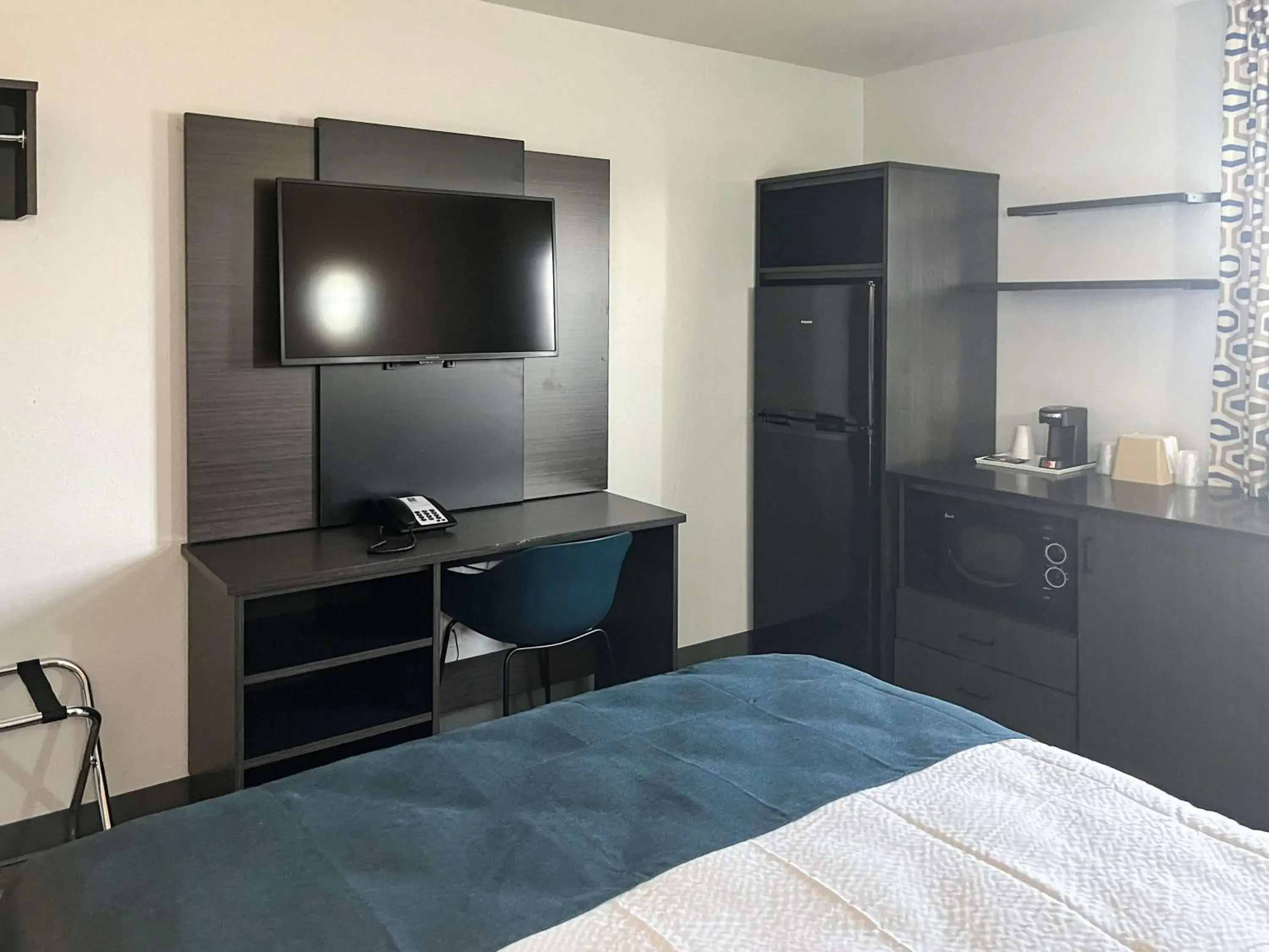 Photo of the whole room, Bed in Studio 6 Suites Delano, CA Photo of the whole room, Bed in Studio 6 Suites Delano, CA