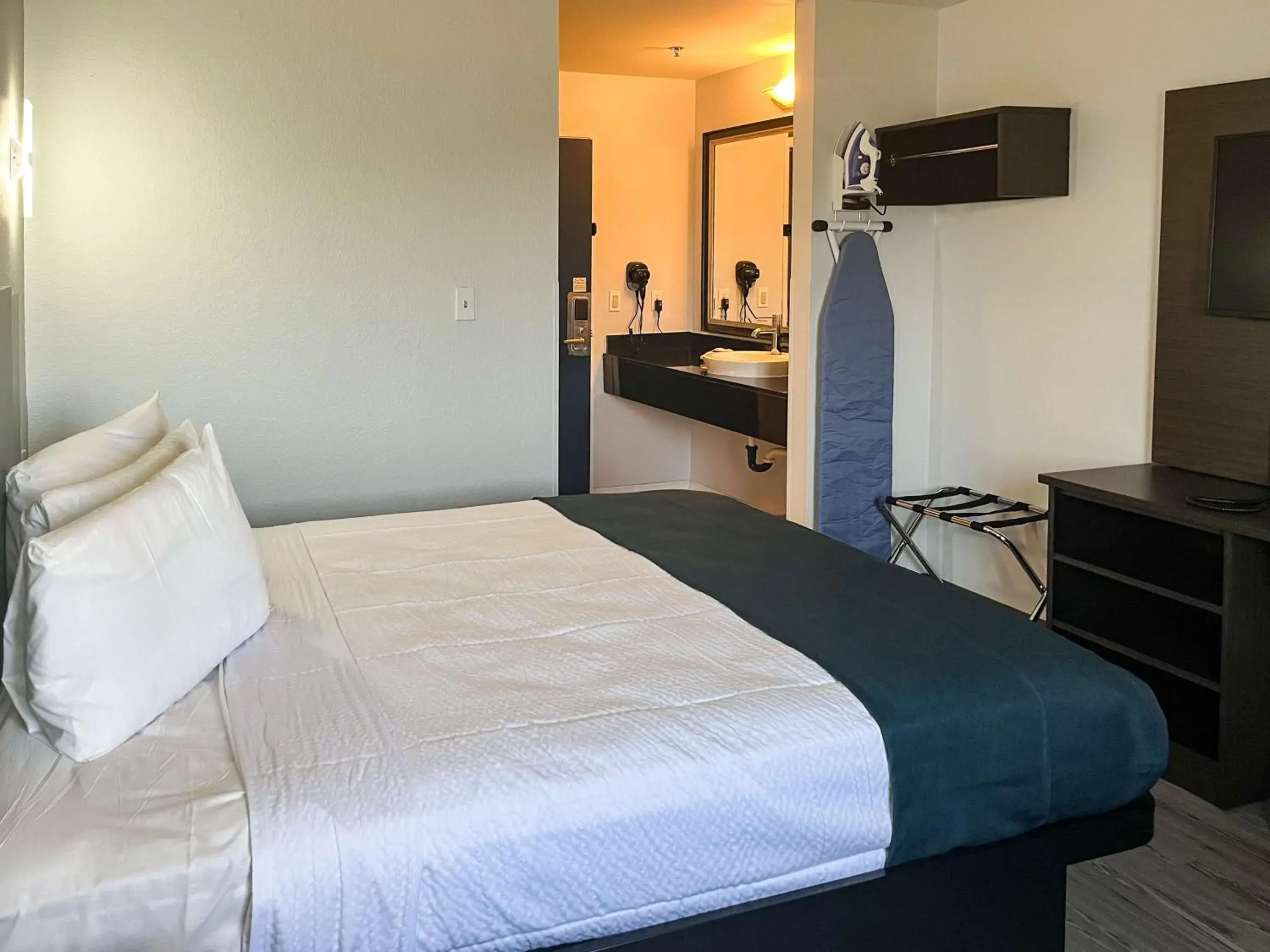 Photo of the whole room, Bed in Studio 6 Suites Delano, CA Photo of the whole room, Bed in Studio 6 Suites Delano, CA