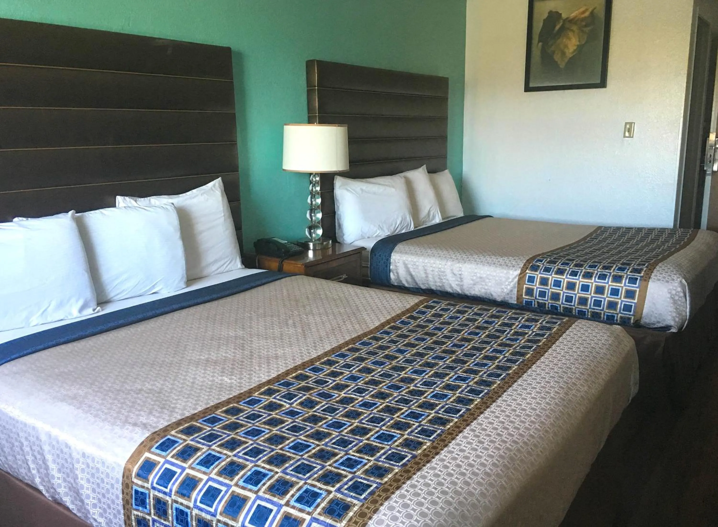 Bedroom, Bed in Studio 6 Suites Delano, CA