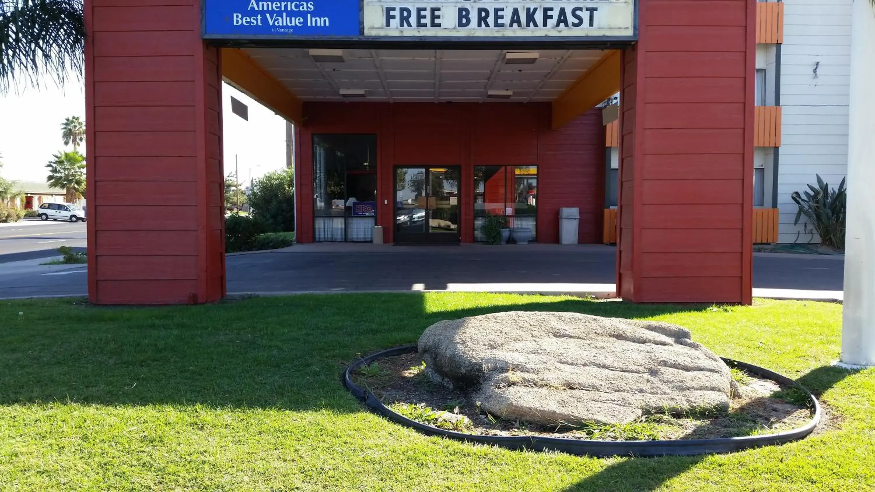 Facade/entrance in Studio 6 Suites Delano, CA Facade/entrance in Studio 6 Suites Delano, CA