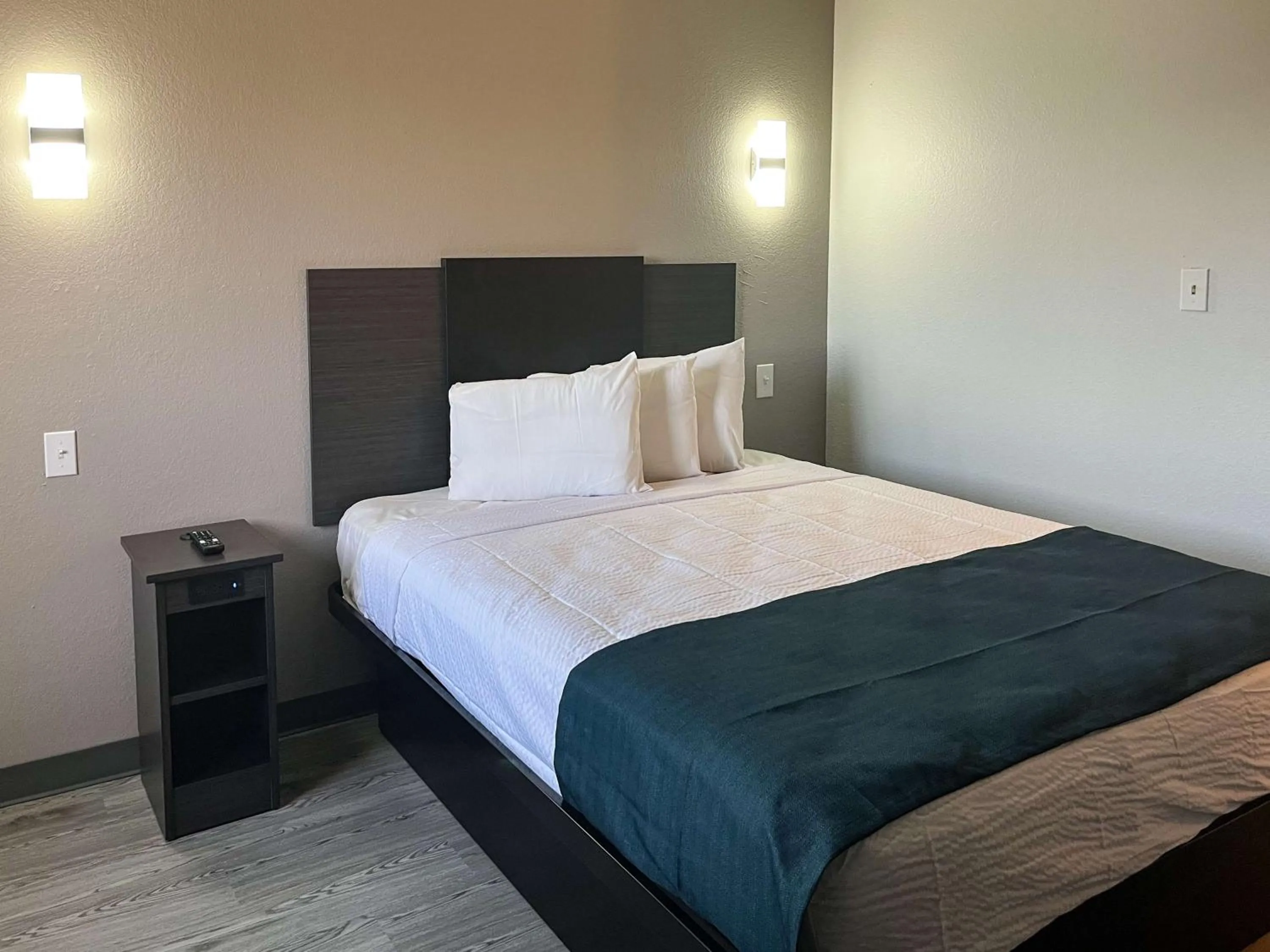 Photo of the whole room, Bed in Studio 6 Suites Delano, CA