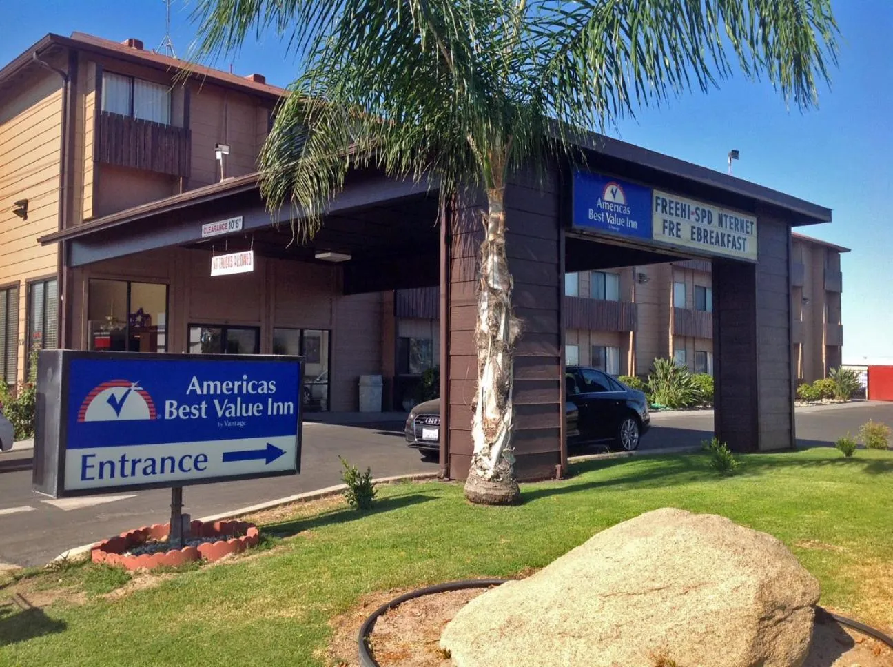 Facade/entrance in Studio 6 Suites Delano, CA