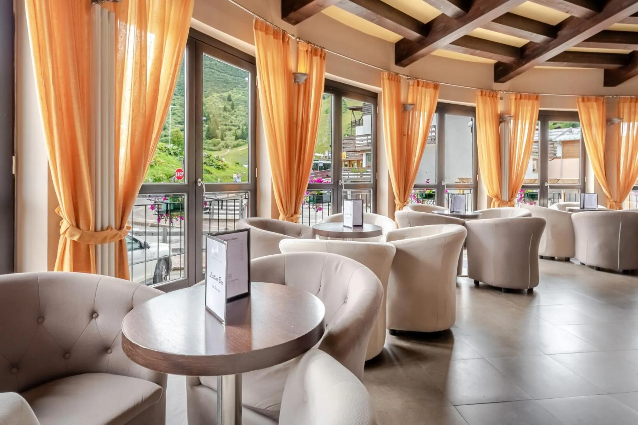Lounge or bar in Hotel Dolomiti Chalet