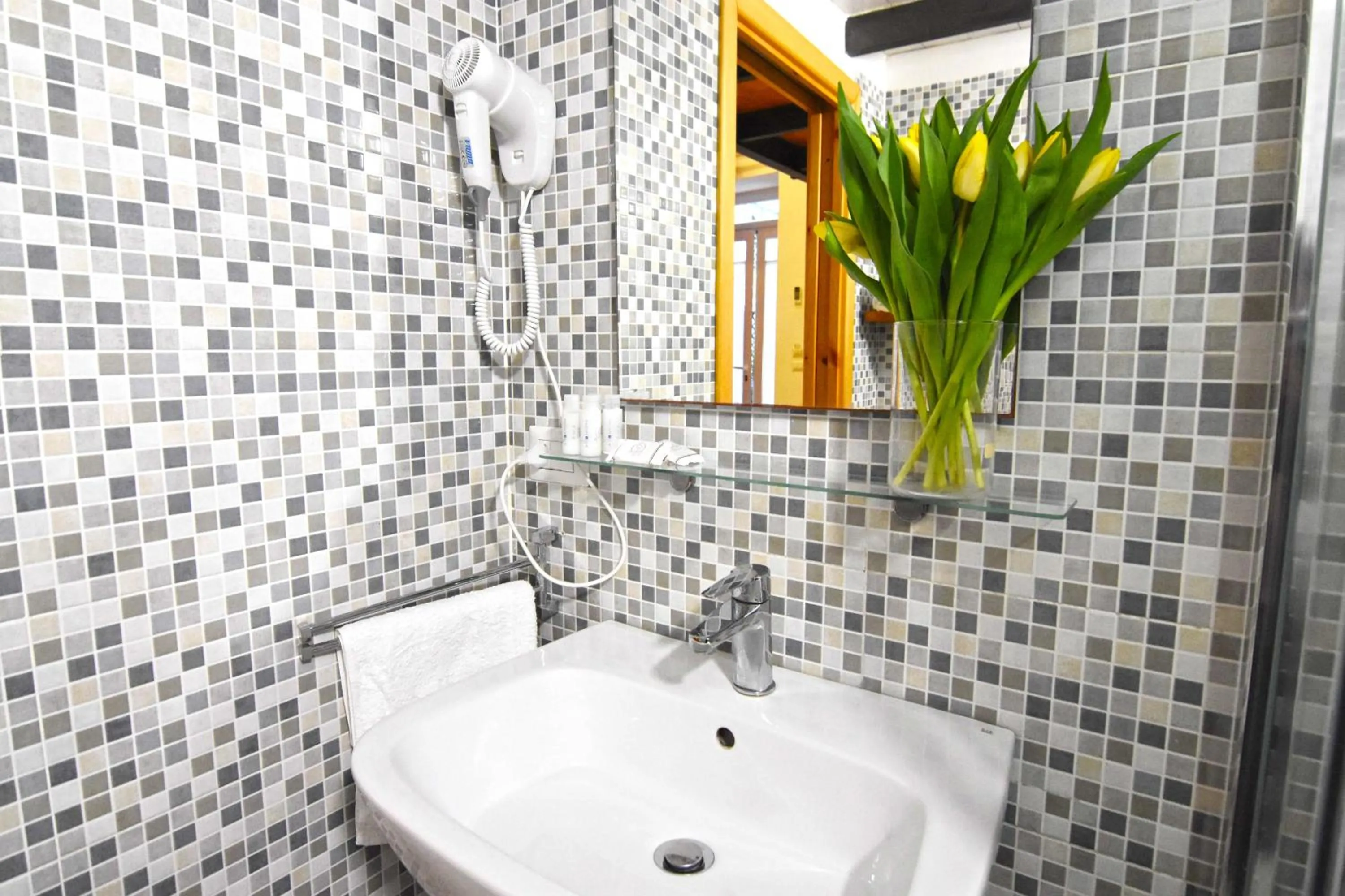 Shower in B&B Ninarella Napoli