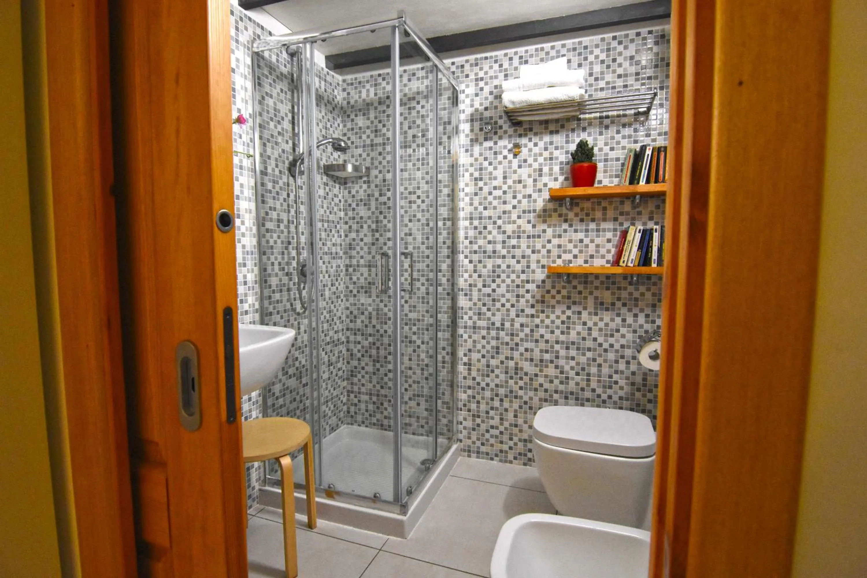 Shower in B&B Ninarella Napoli