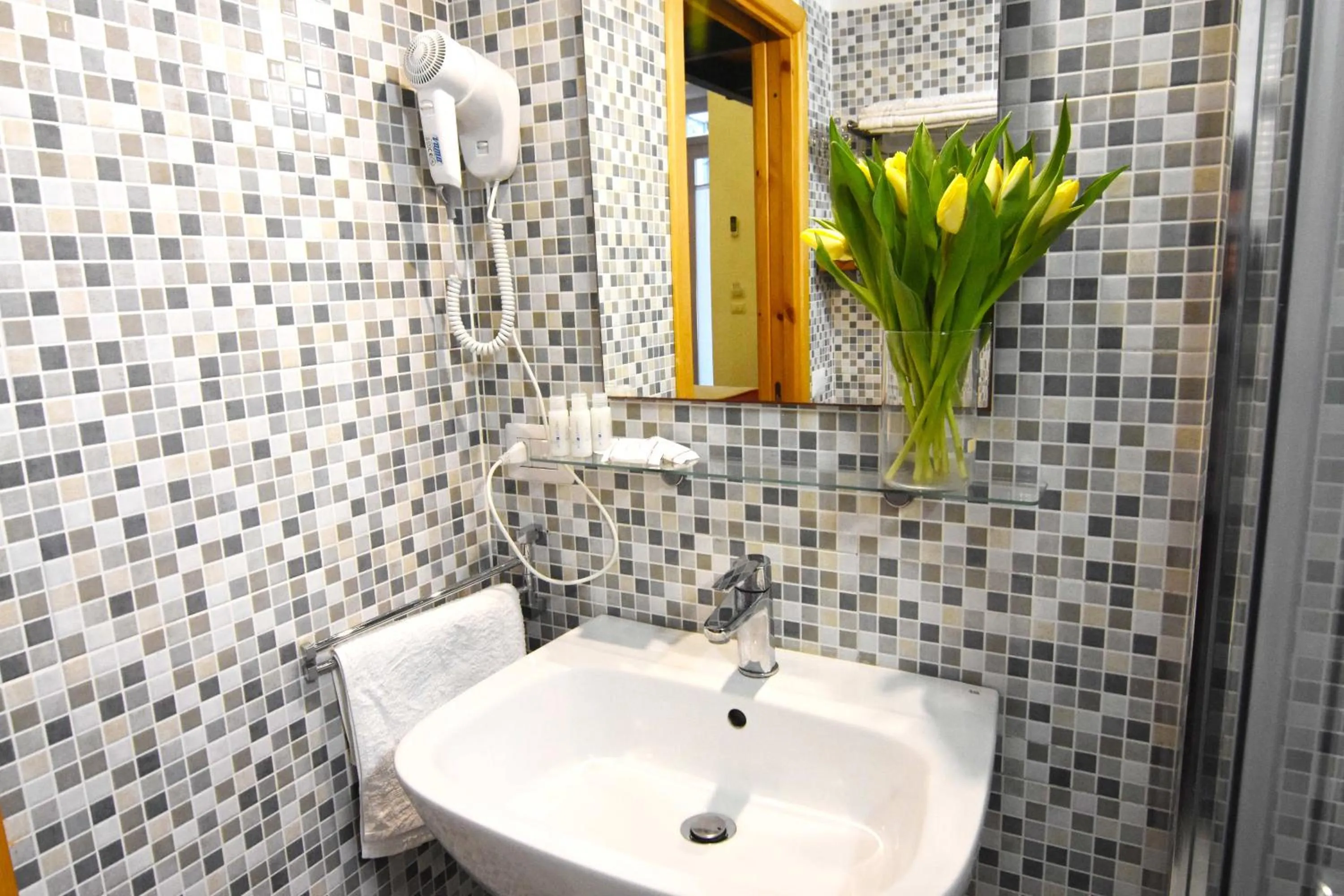 Shower in B&B Ninarella Napoli