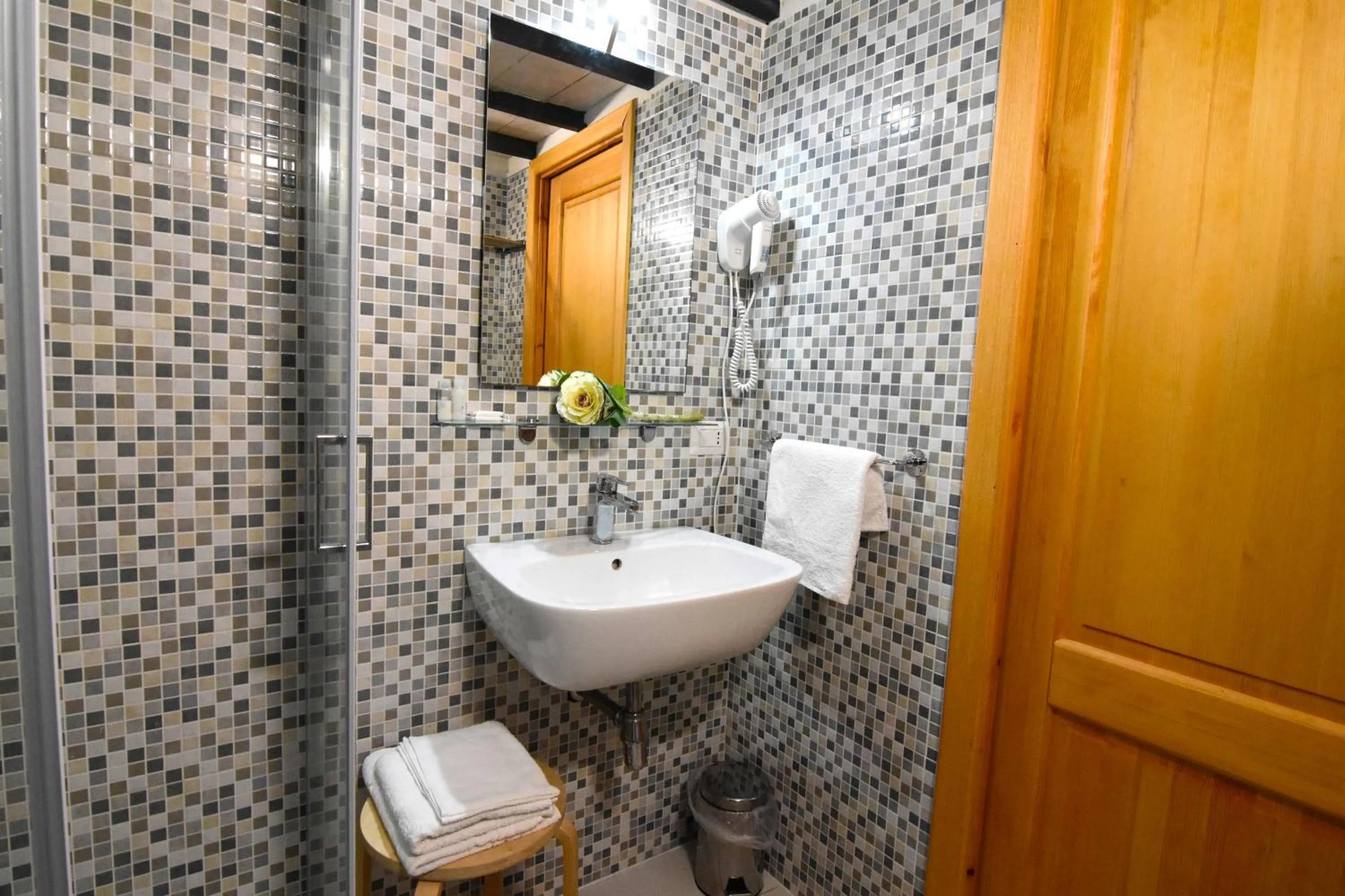 Shower in B&B Ninarella Napoli