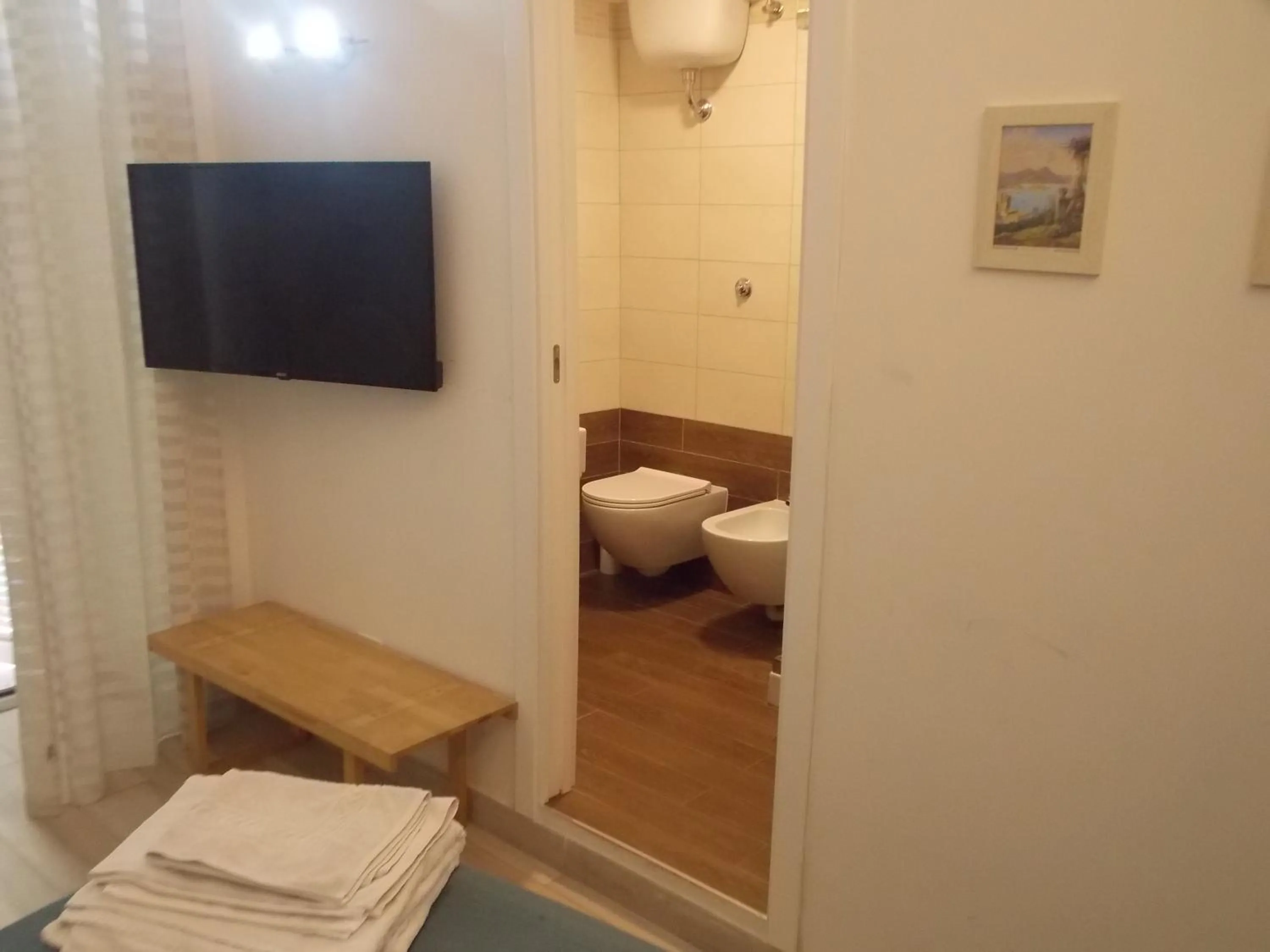 Toilet, Bed in B&B Ninarella Napoli