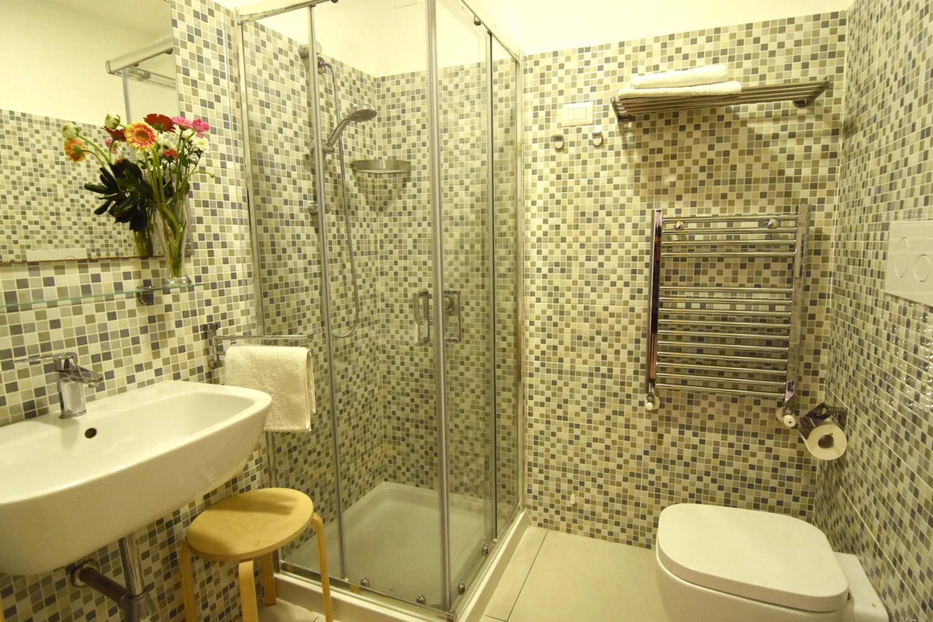 Shower in B&B Ninarella Napoli