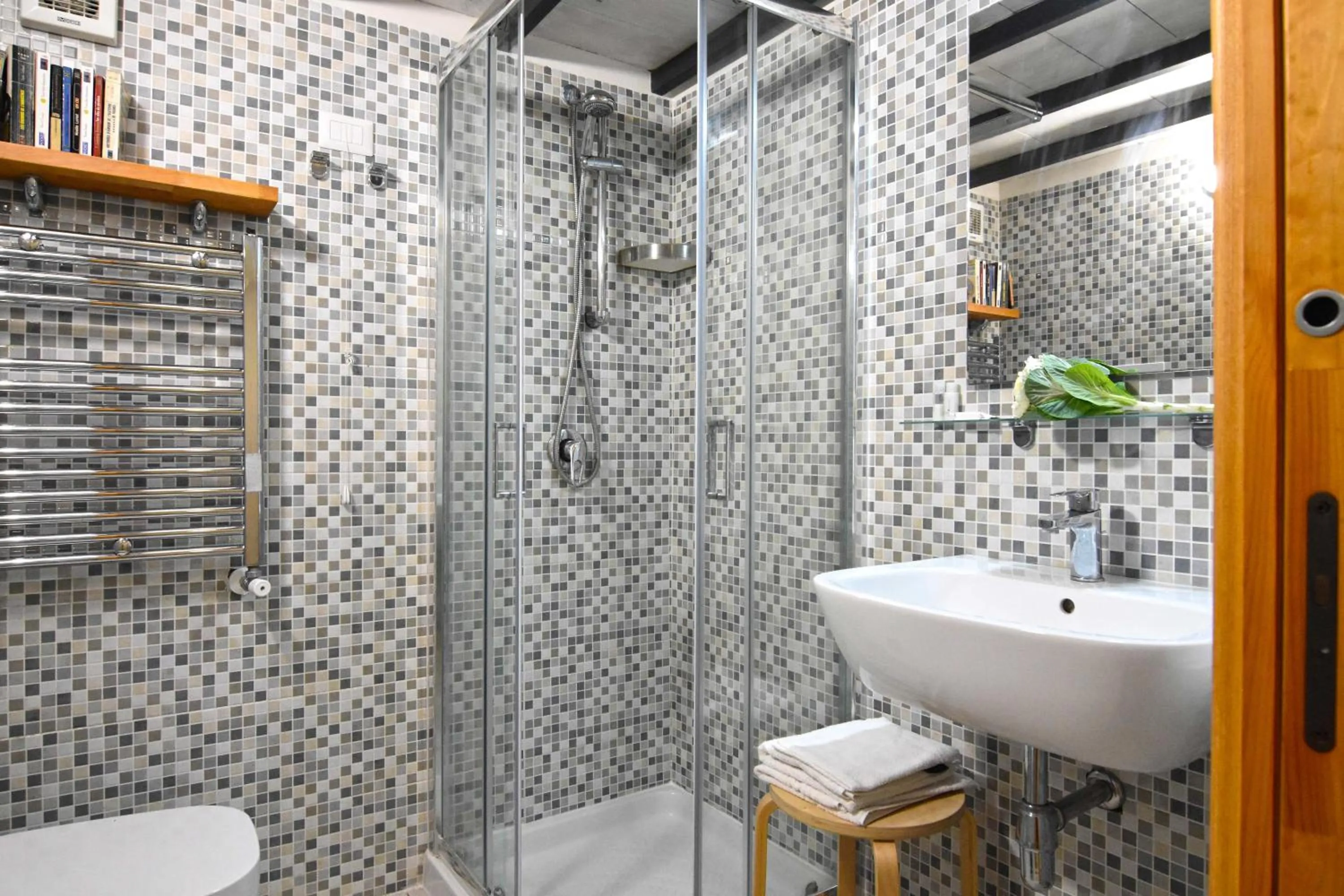 Shower in B&B Ninarella Napoli