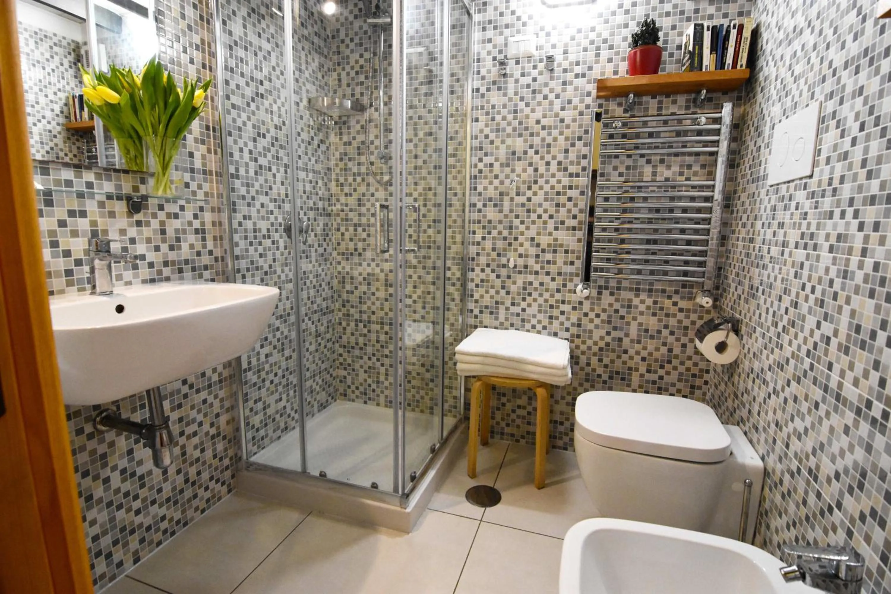 Shower in B&B Ninarella Napoli