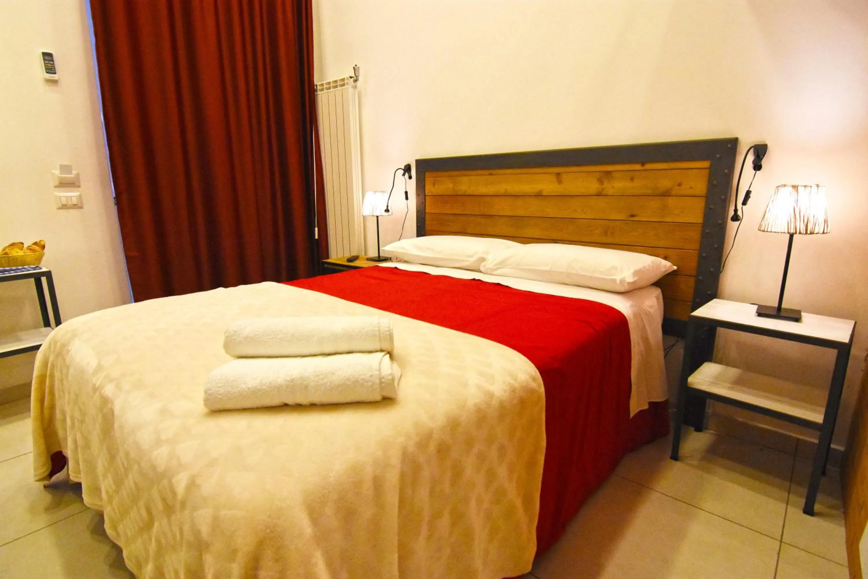 Bathroom, Bed in B&B Ninarella Napoli