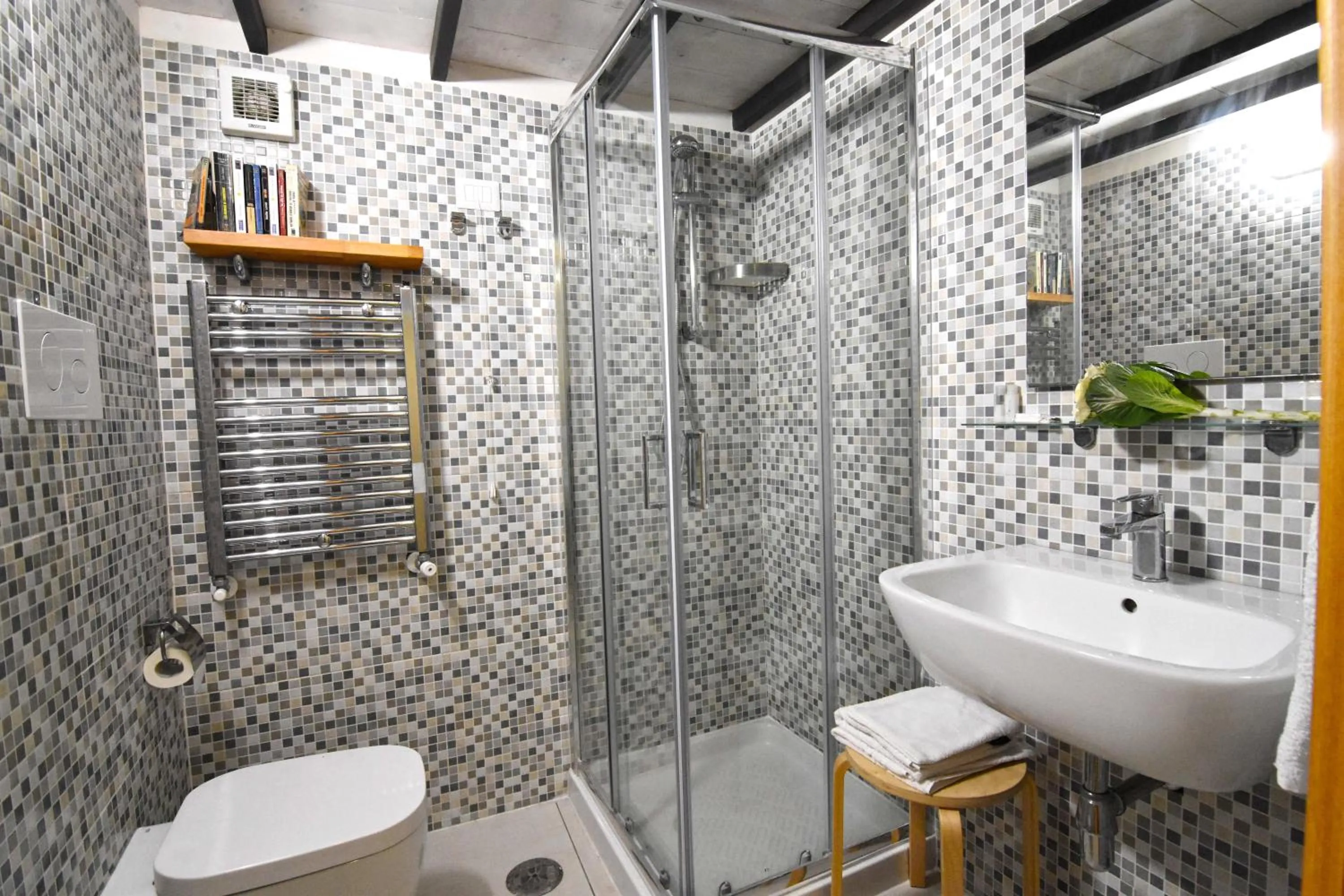 Shower in B&B Ninarella Napoli