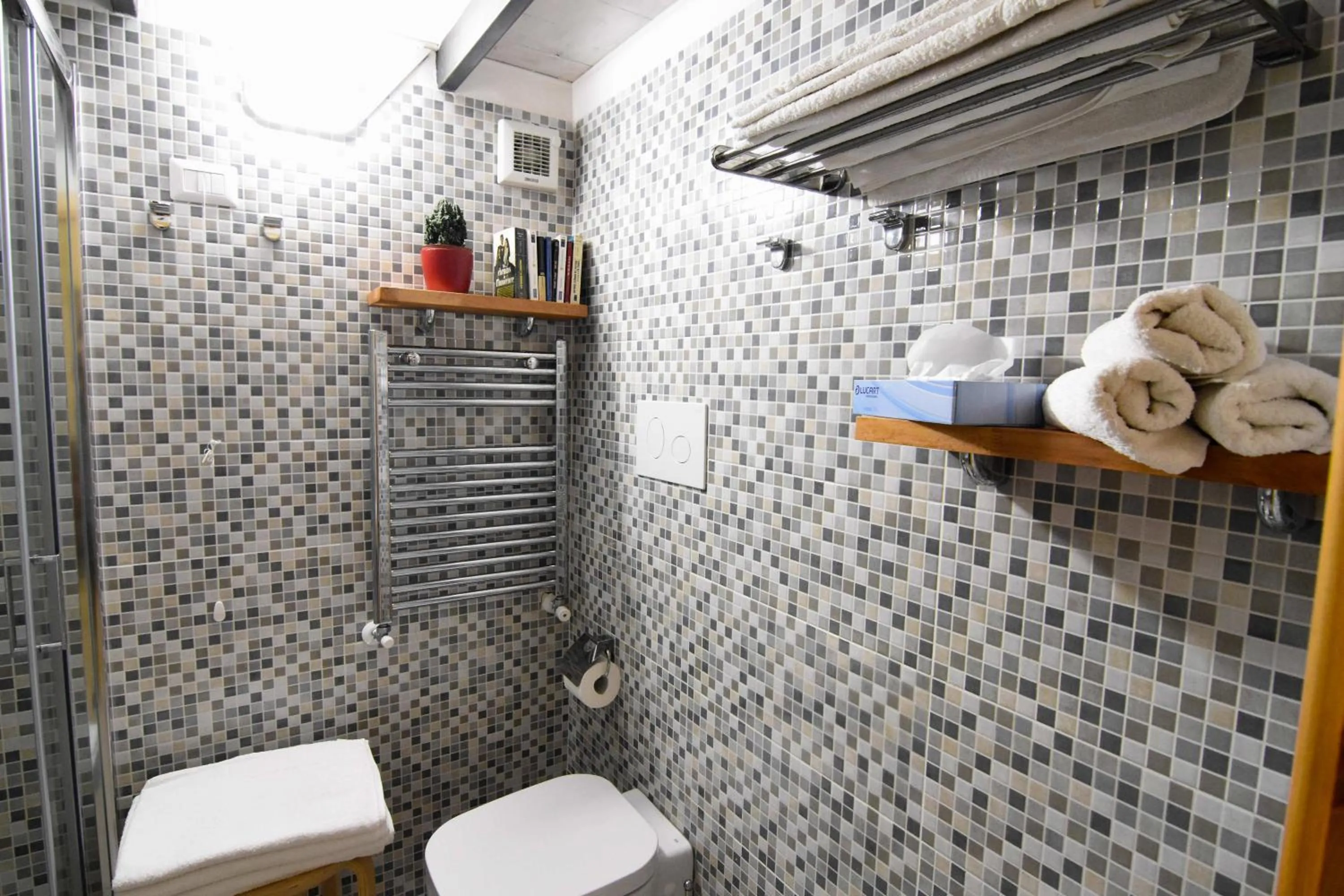 Shower in B&B Ninarella Napoli