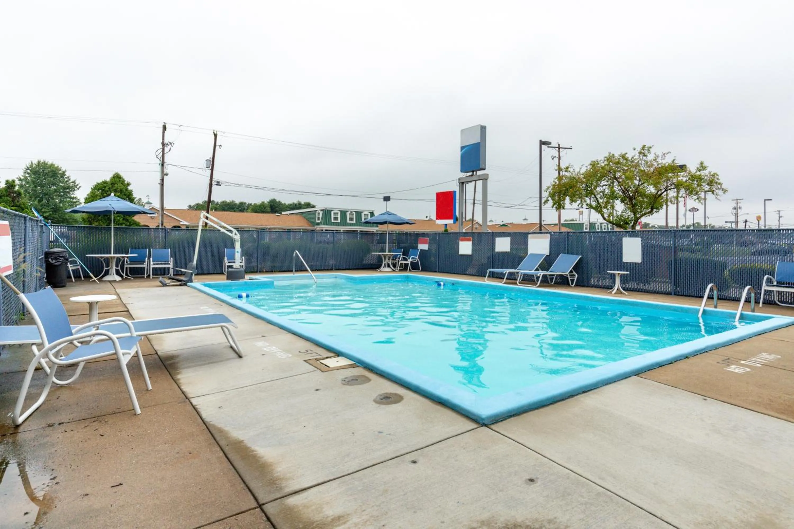 Swimming pool in Days Inn by Wyndham New Philadelphia