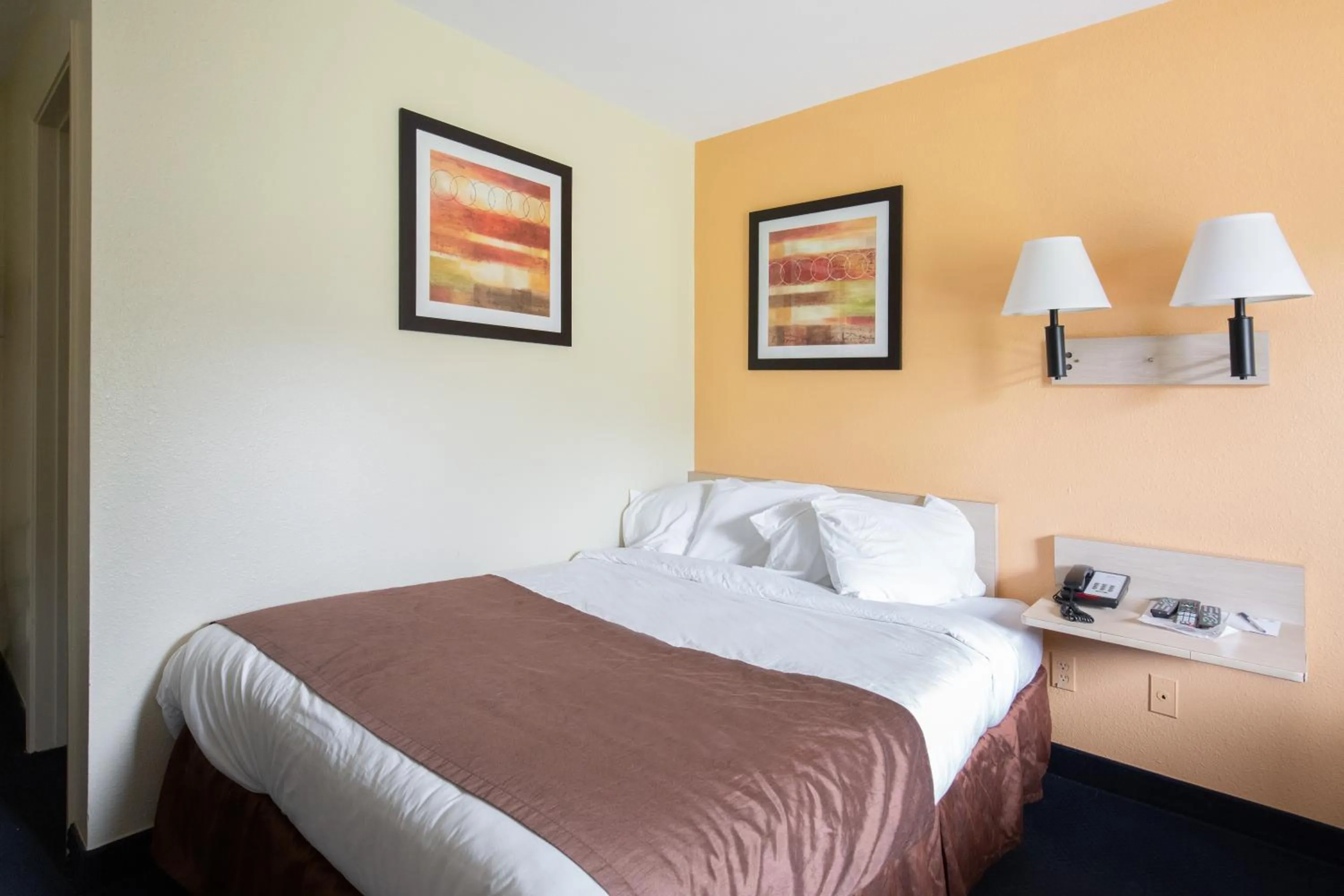 Bedroom, Bed in Days Inn by Wyndham New Philadelphia