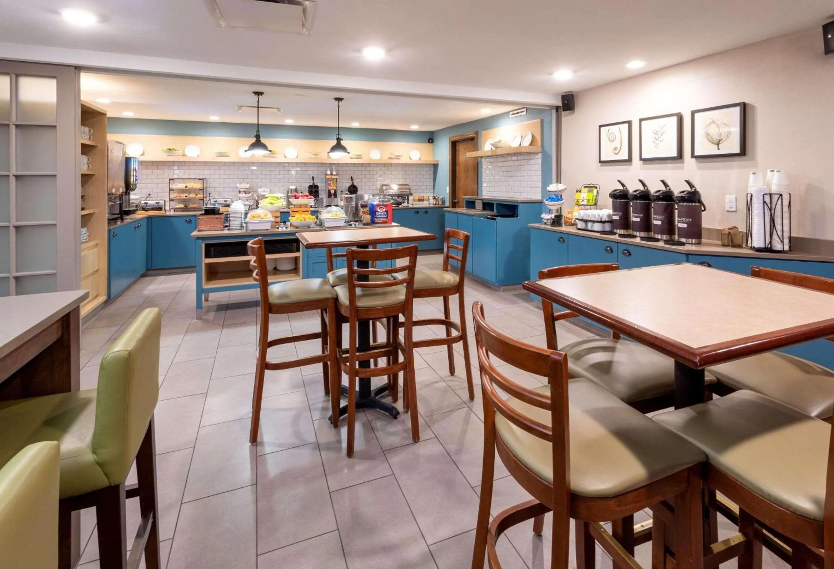 Breakfast in Country Inn & Suites by Radisson, Fargo, ND