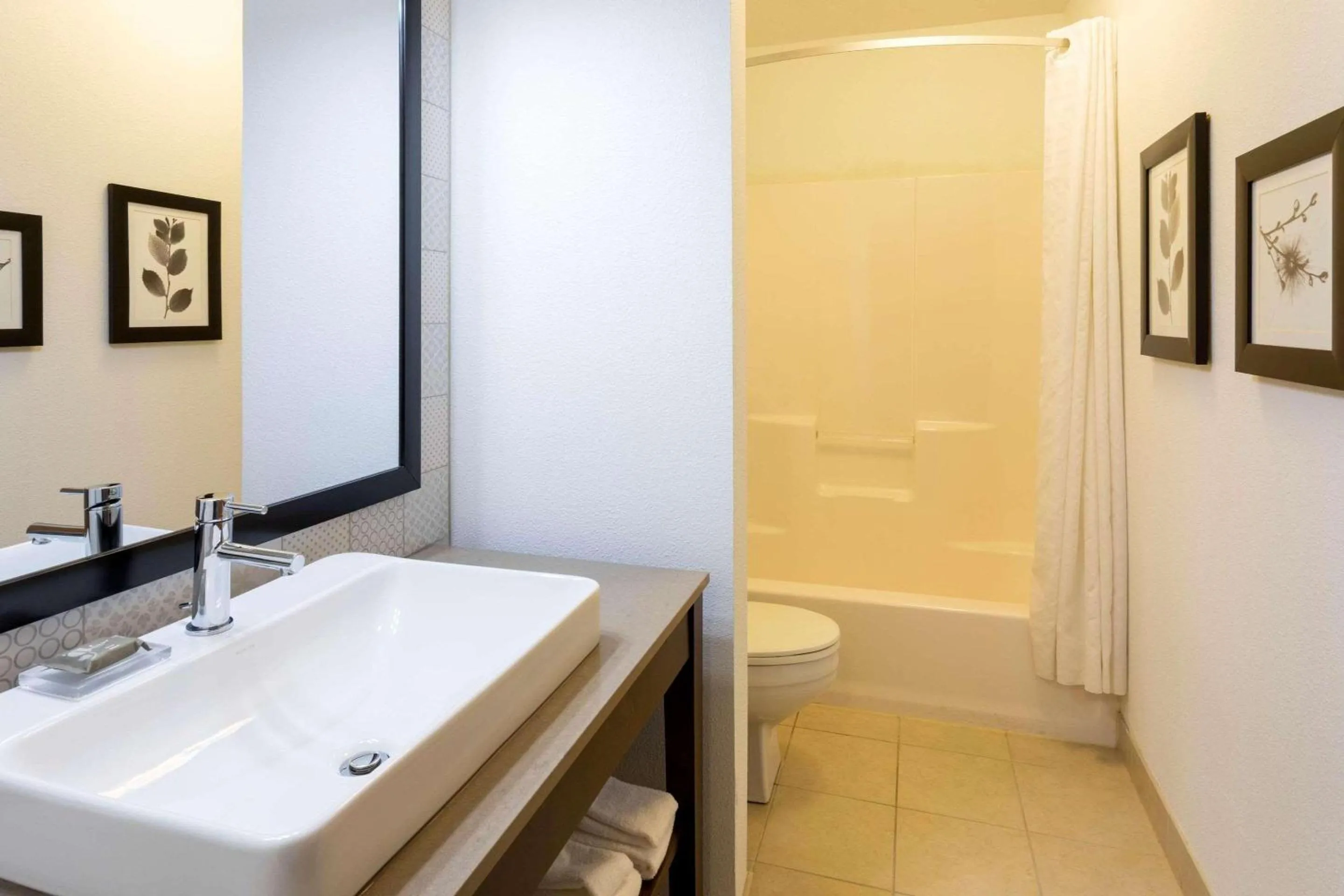 Bedroom in Country Inn & Suites by Radisson, Fargo, ND