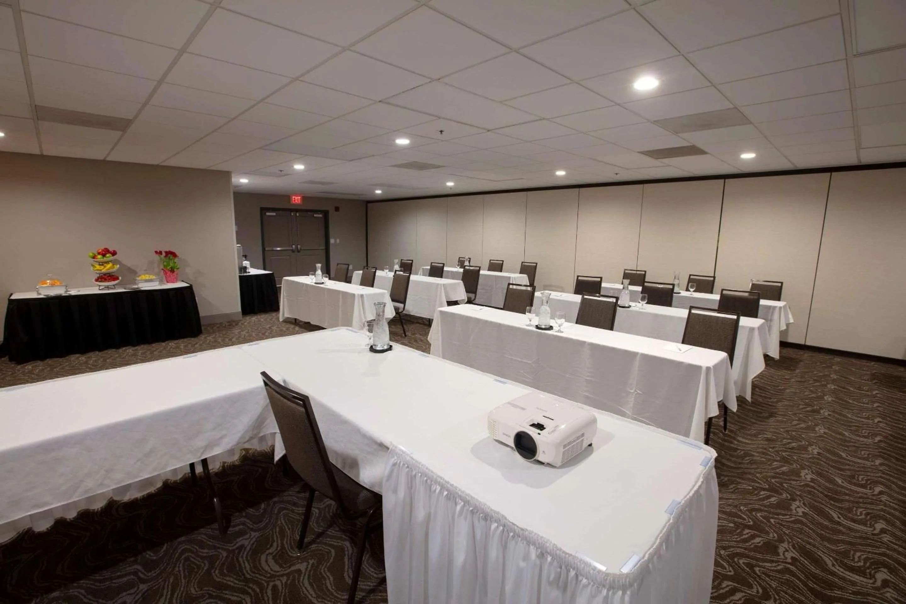 Meeting/conference room in Country Inn & Suites by Radisson, Fargo, ND