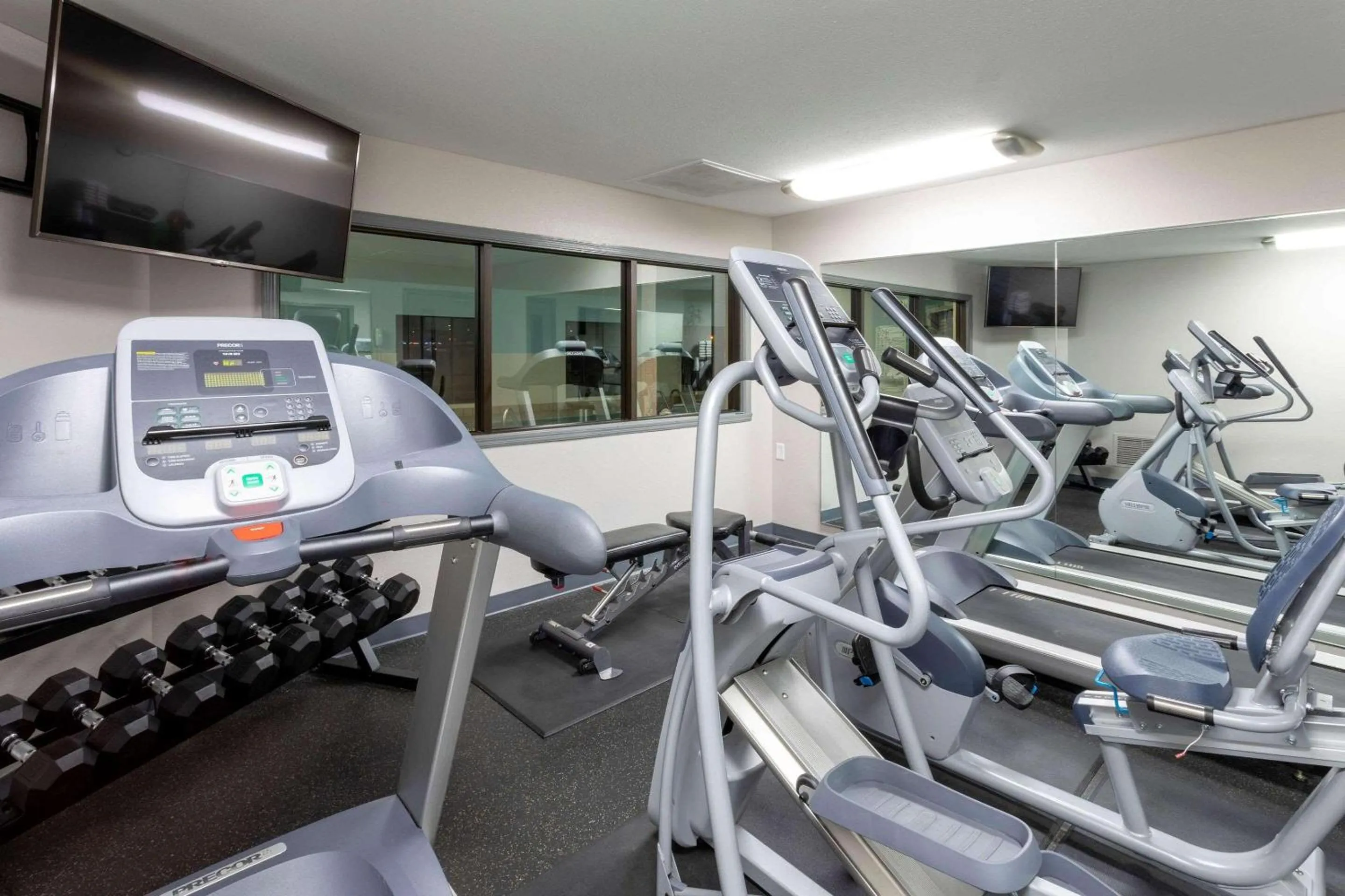 Fitness centre/facilities in Country Inn & Suites by Radisson, Fargo, ND