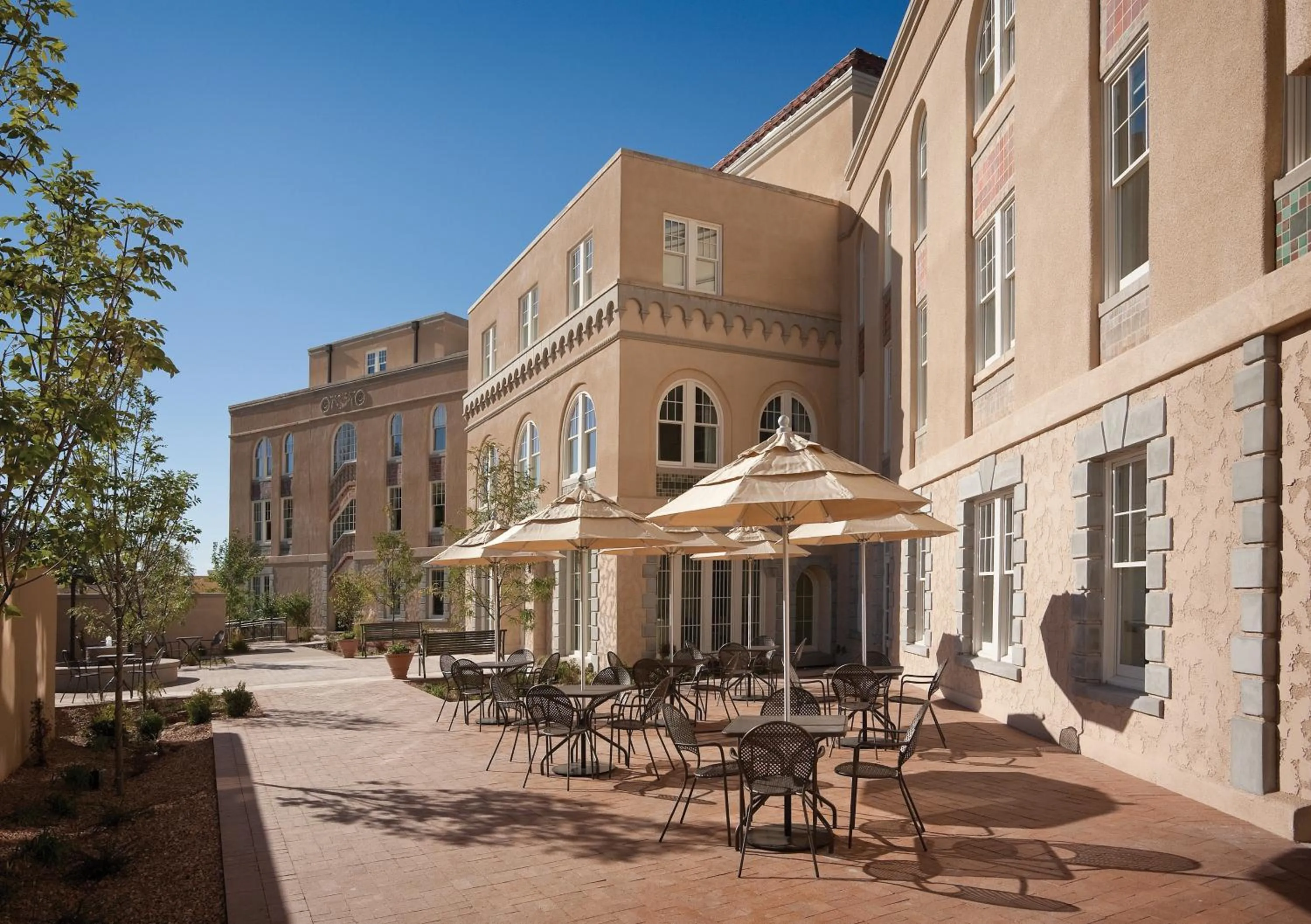Facade/entrance in Hotel Parq Central Albuquerque