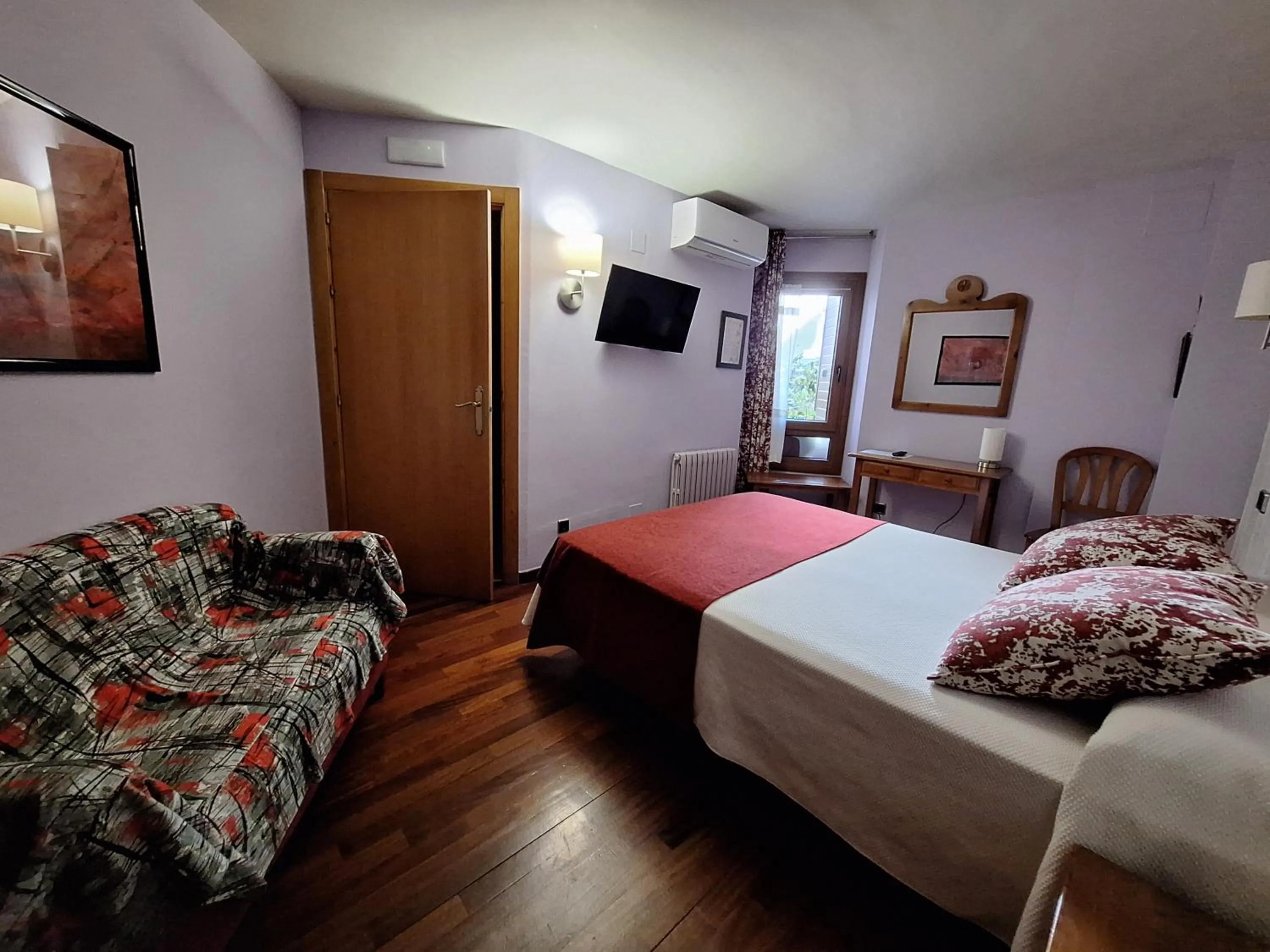 Photo of the whole room, Bed in Hotel Aragüells