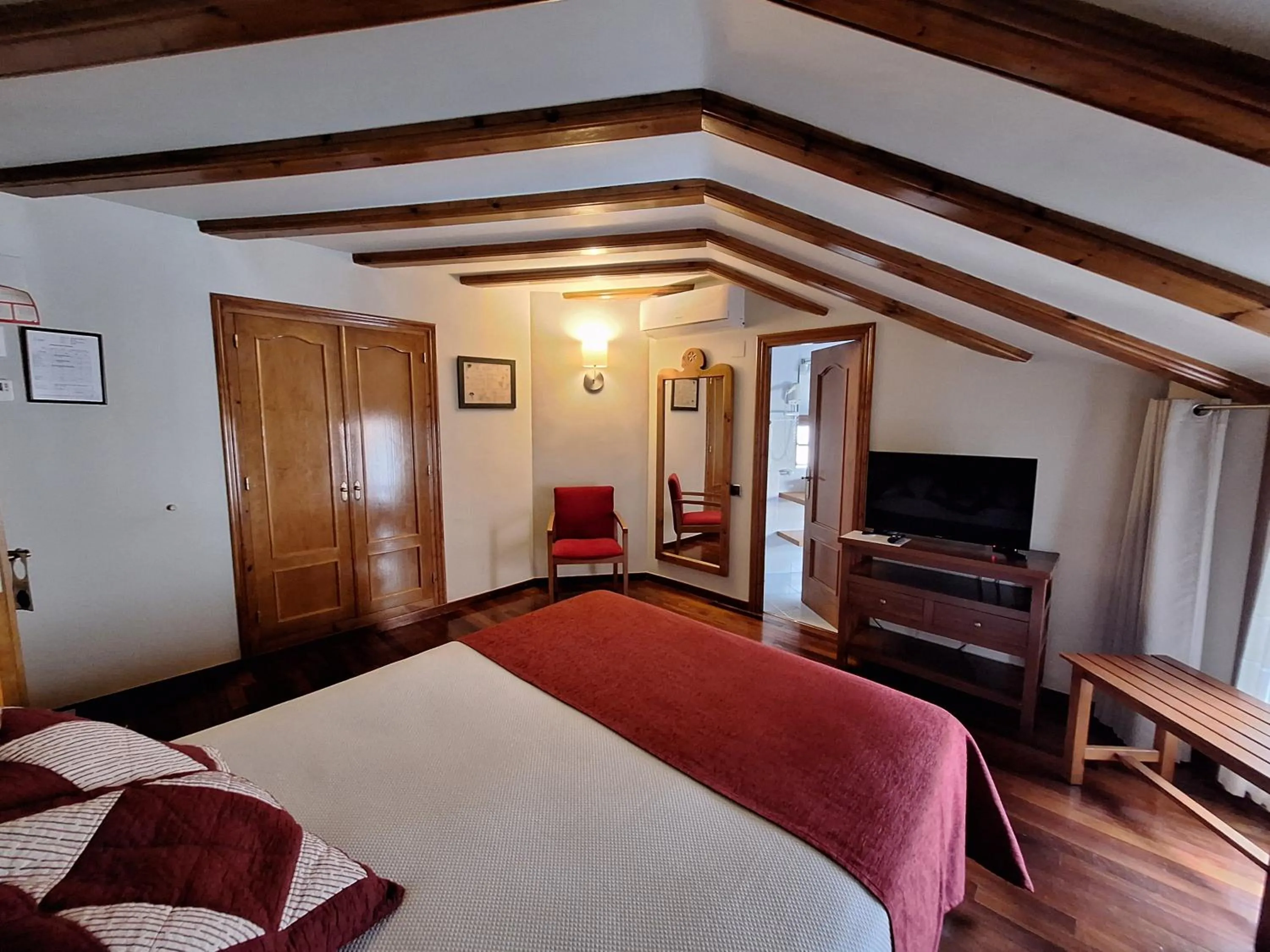 Photo of the whole room, Bed in Hotel Aragüells