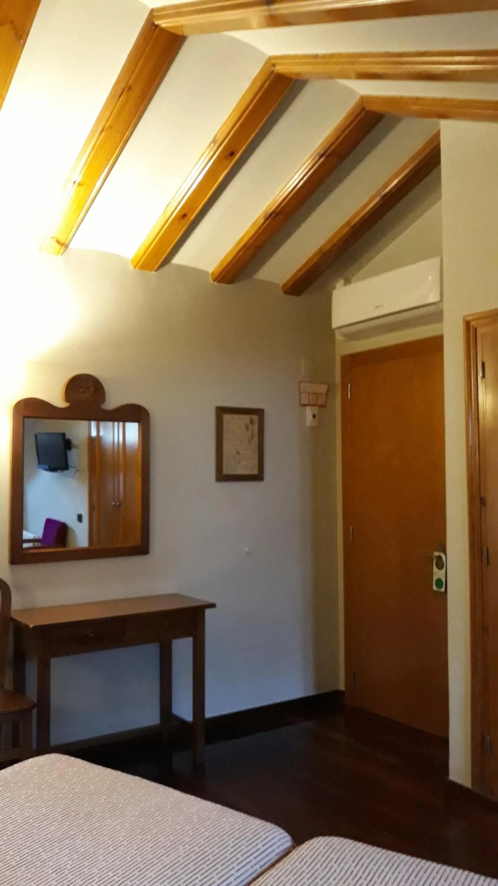 air conditioner, Bed in Hotel Aragüells