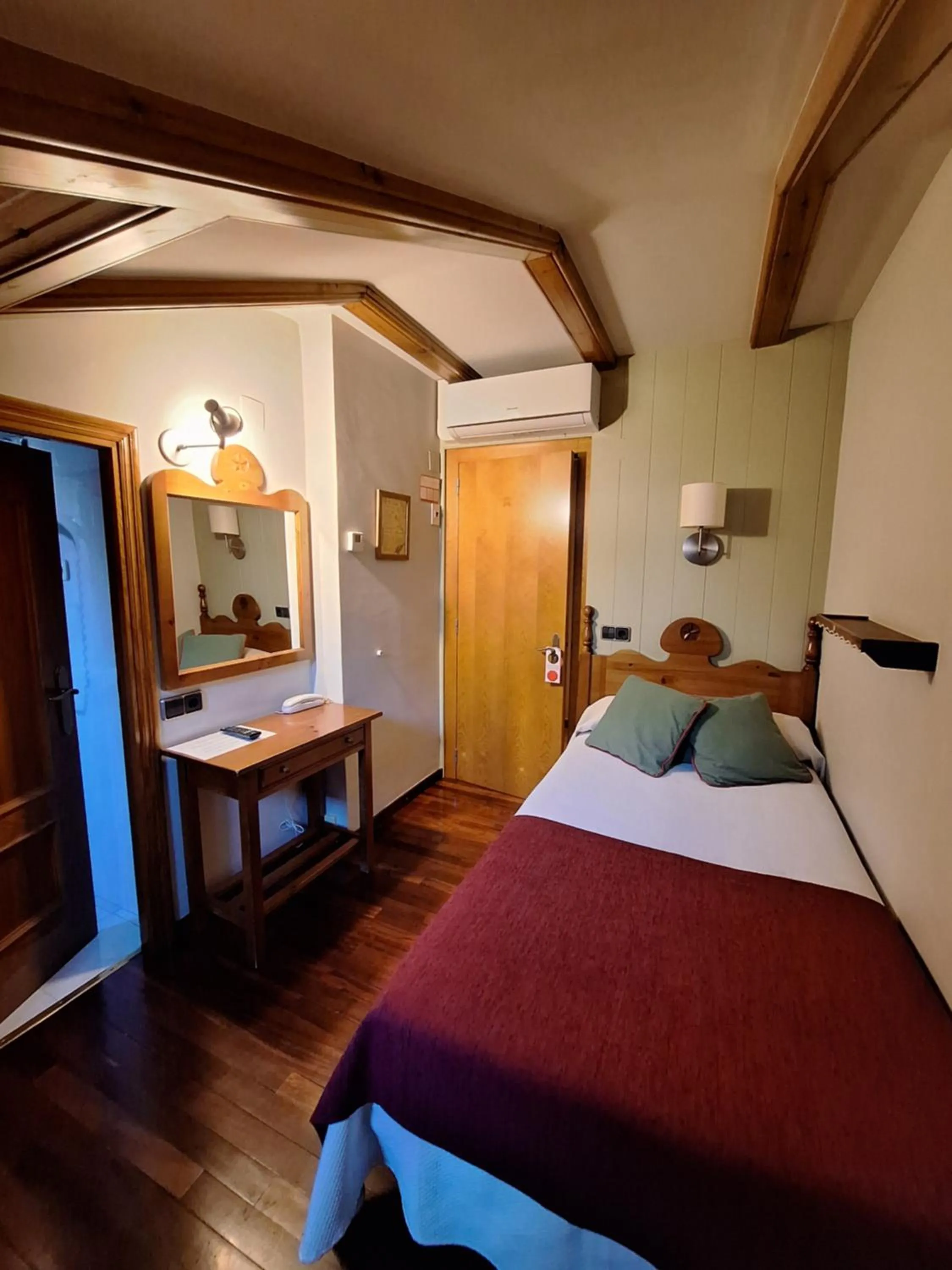 Photo of the whole room, Bed in Hotel Aragüells