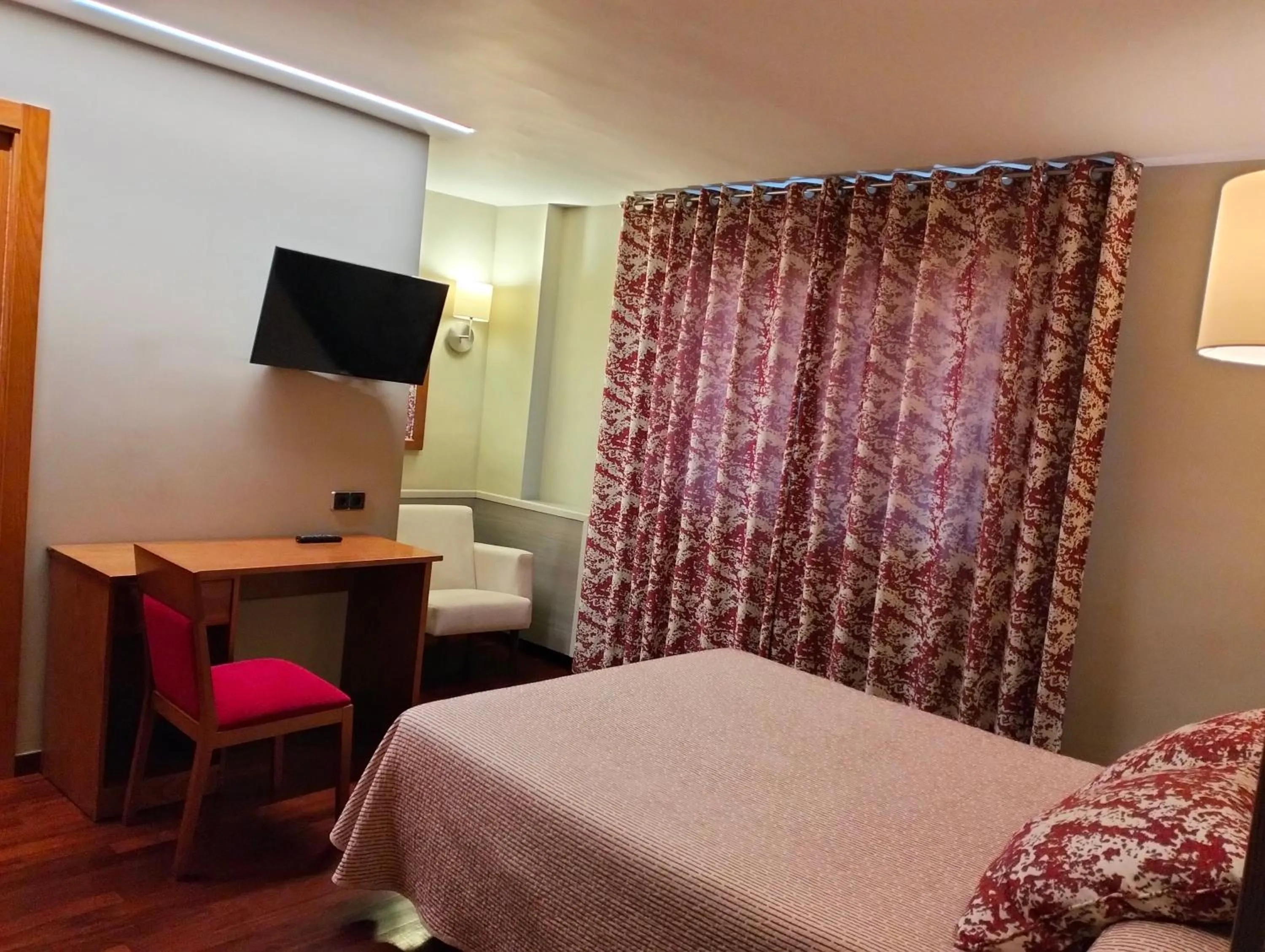 Photo of the whole room, Bed in Hotel Aragüells