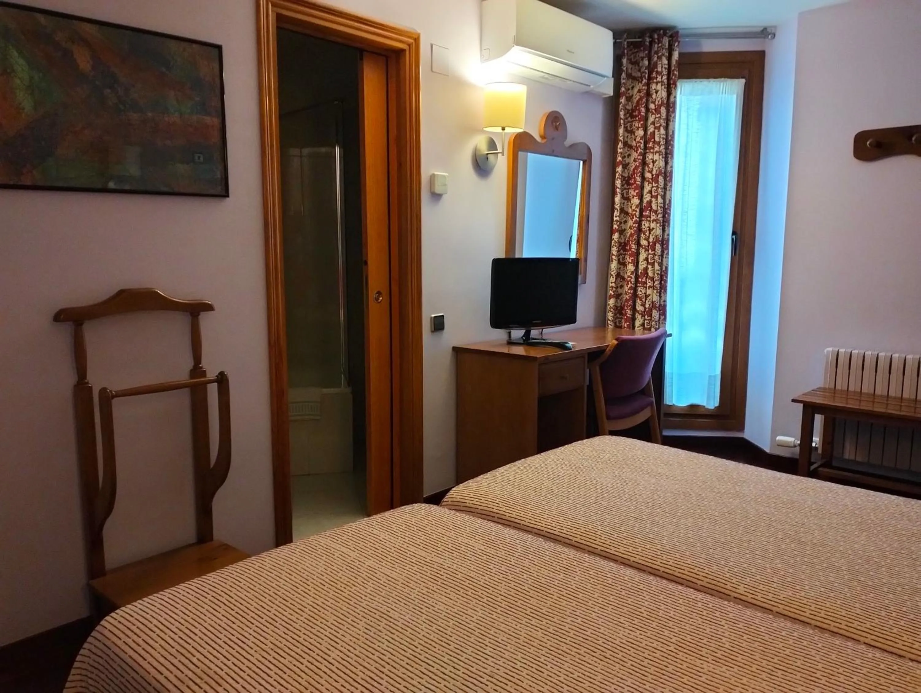 Photo of the whole room, Bed in Hotel Aragüells