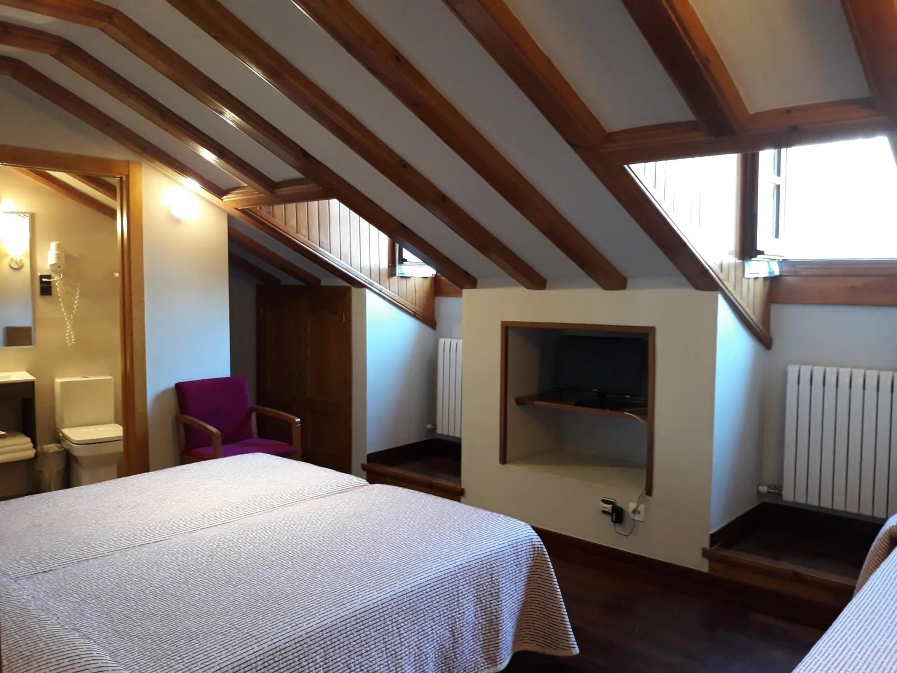 Photo of the whole room, Bed in Hotel Aragüells