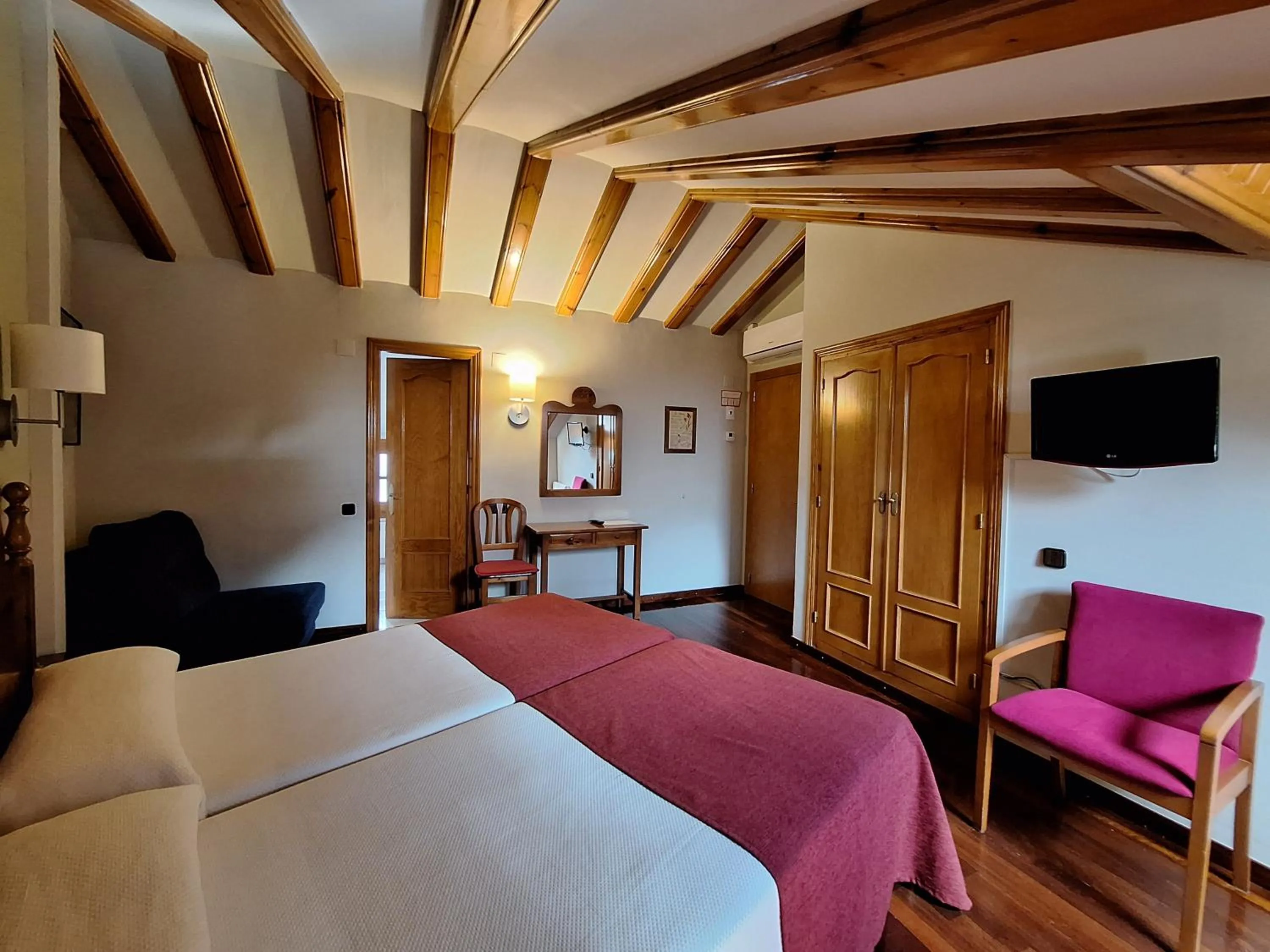 Photo of the whole room, Bed in Hotel Aragüells