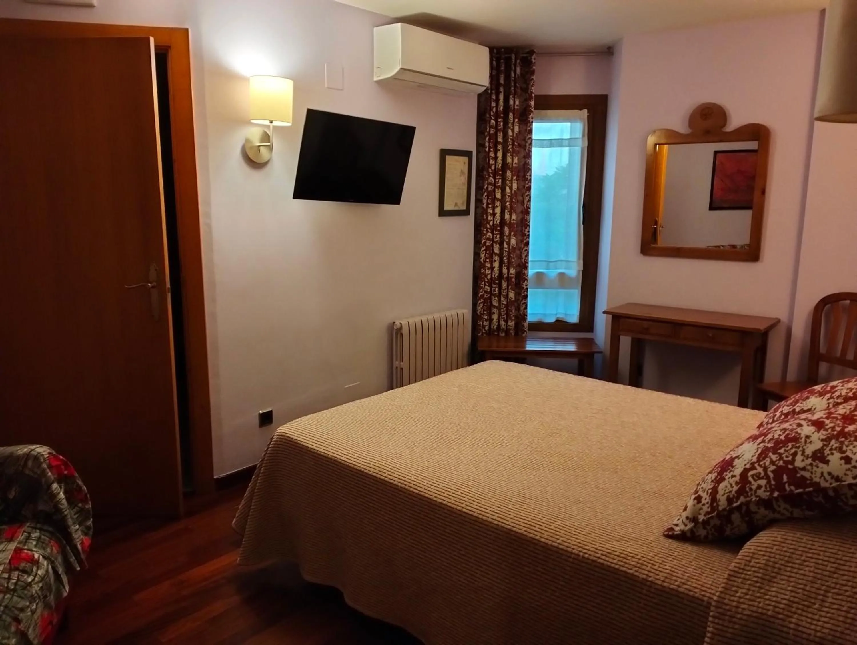 Photo of the whole room, Bed in Hotel Aragüells