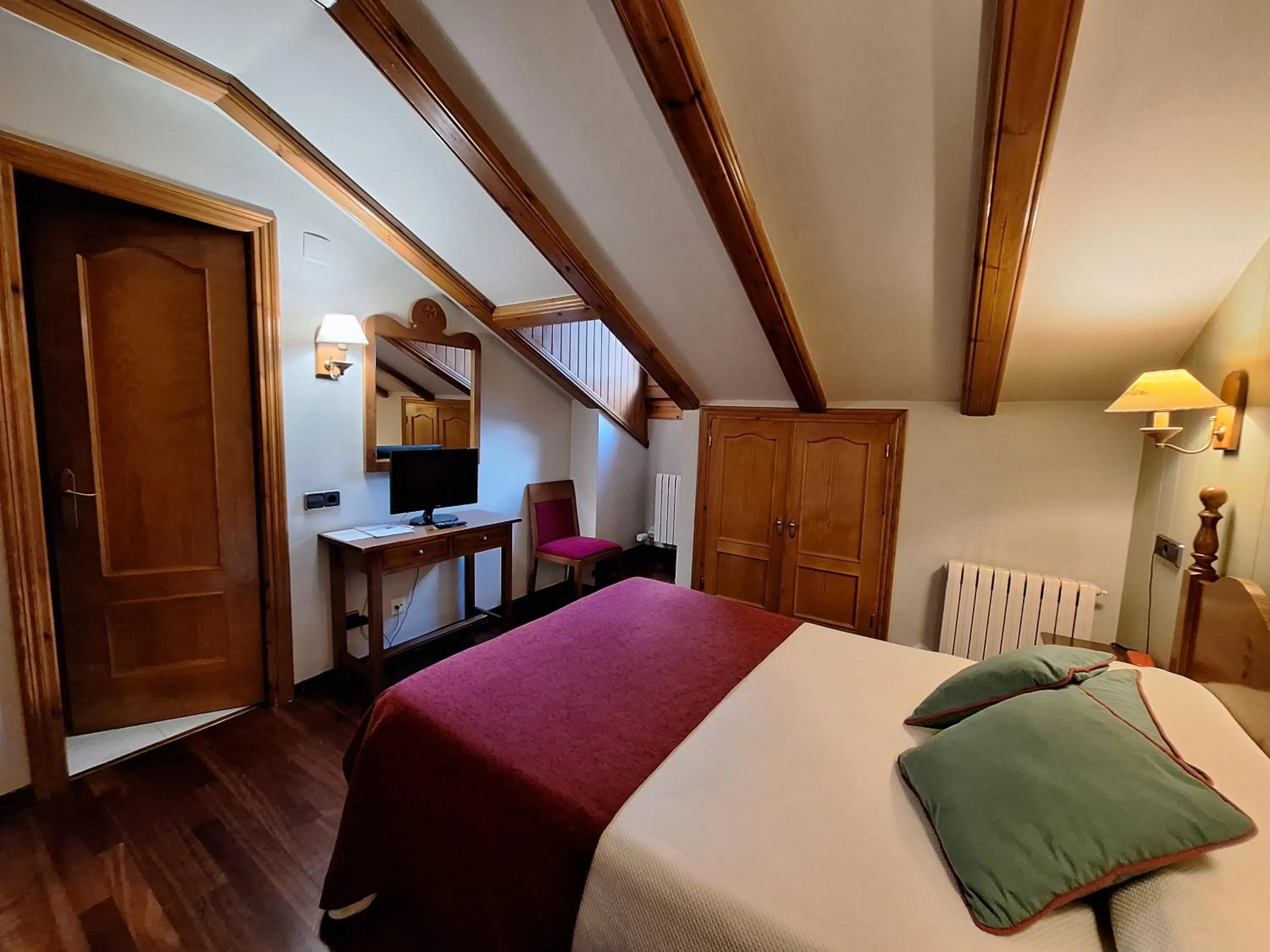 Photo of the whole room, Bed in Hotel Aragüells