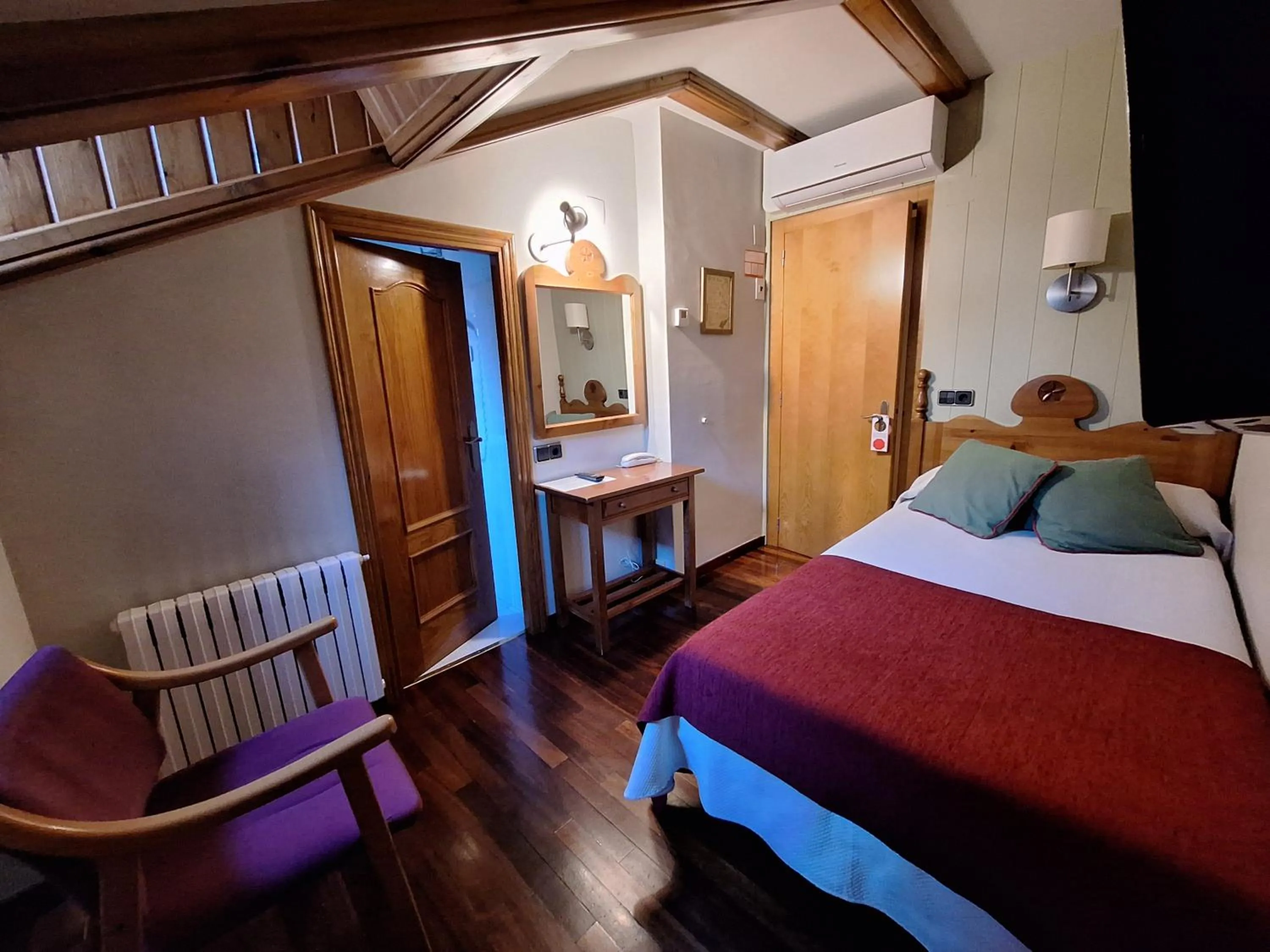 Photo of the whole room, Bed in Hotel Aragüells
