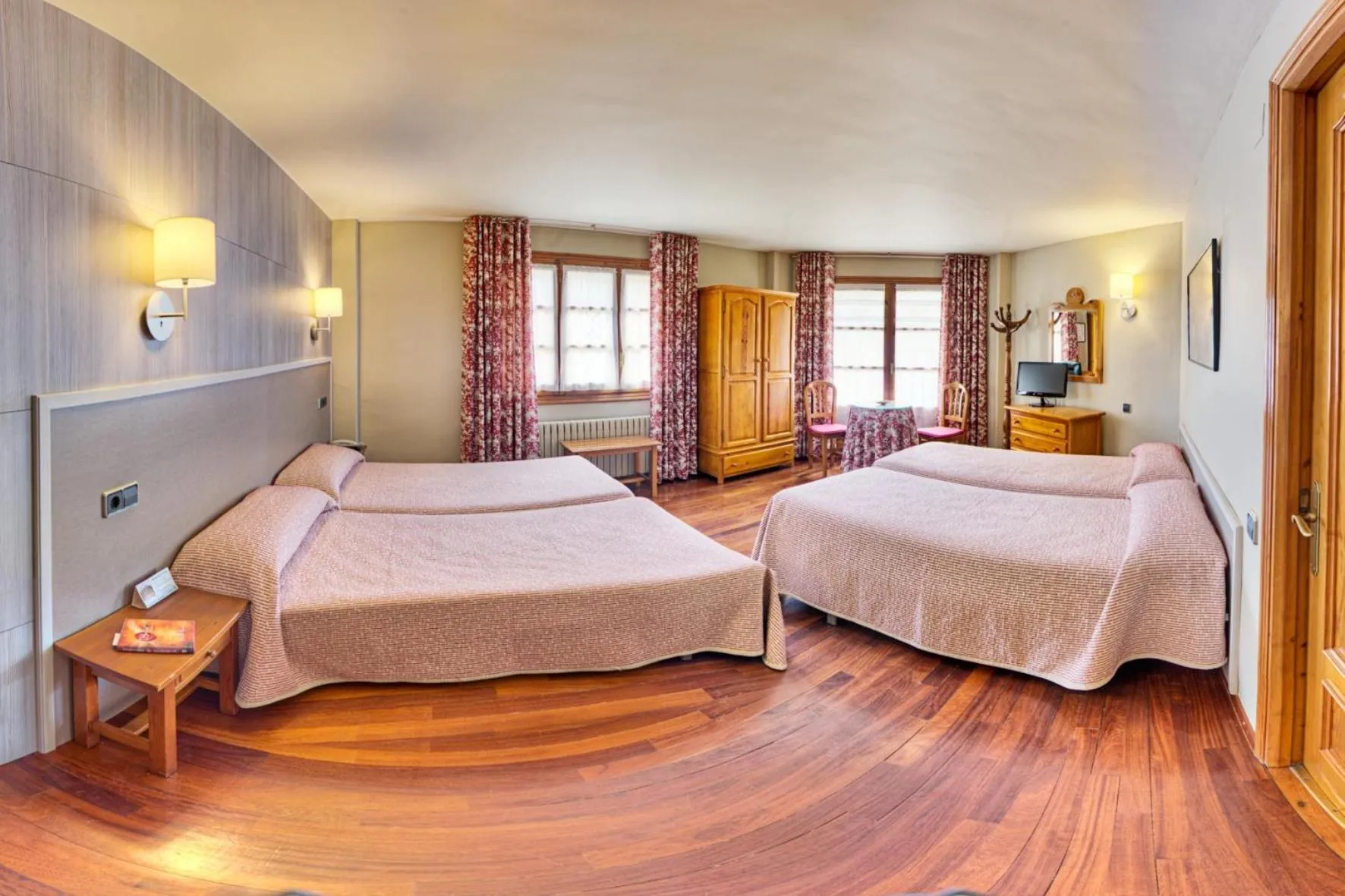 Photo of the whole room, Bed in Hotel Aragüells