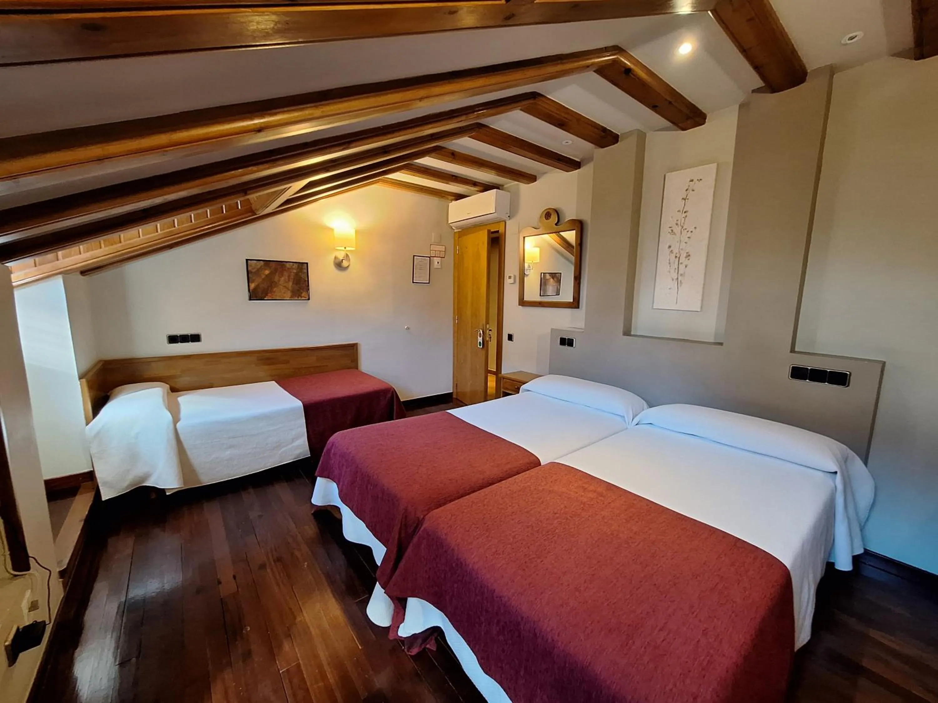 Photo of the whole room, Bed in Hotel Aragüells