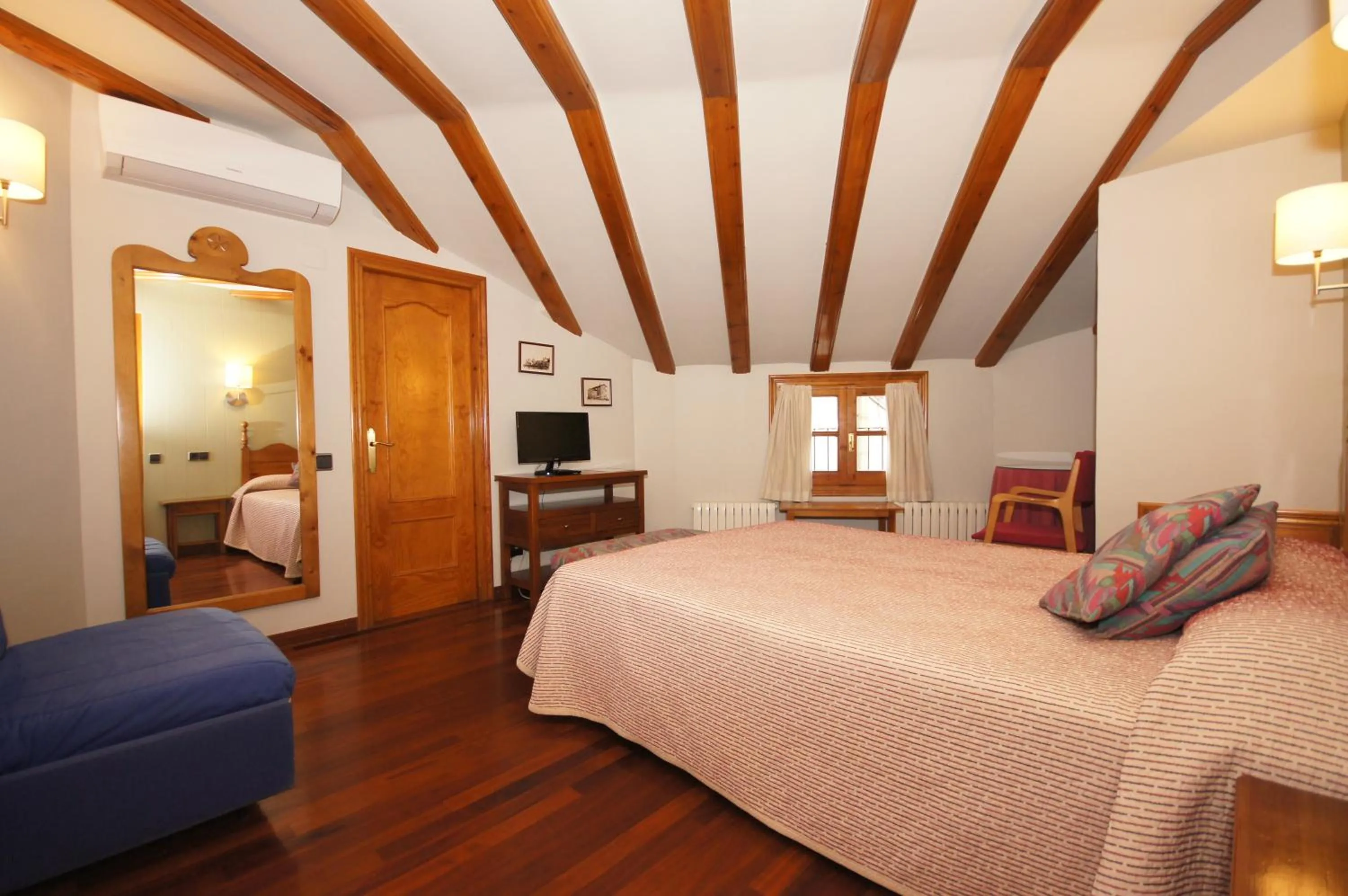 Photo of the whole room, Bed in Hotel Aragüells