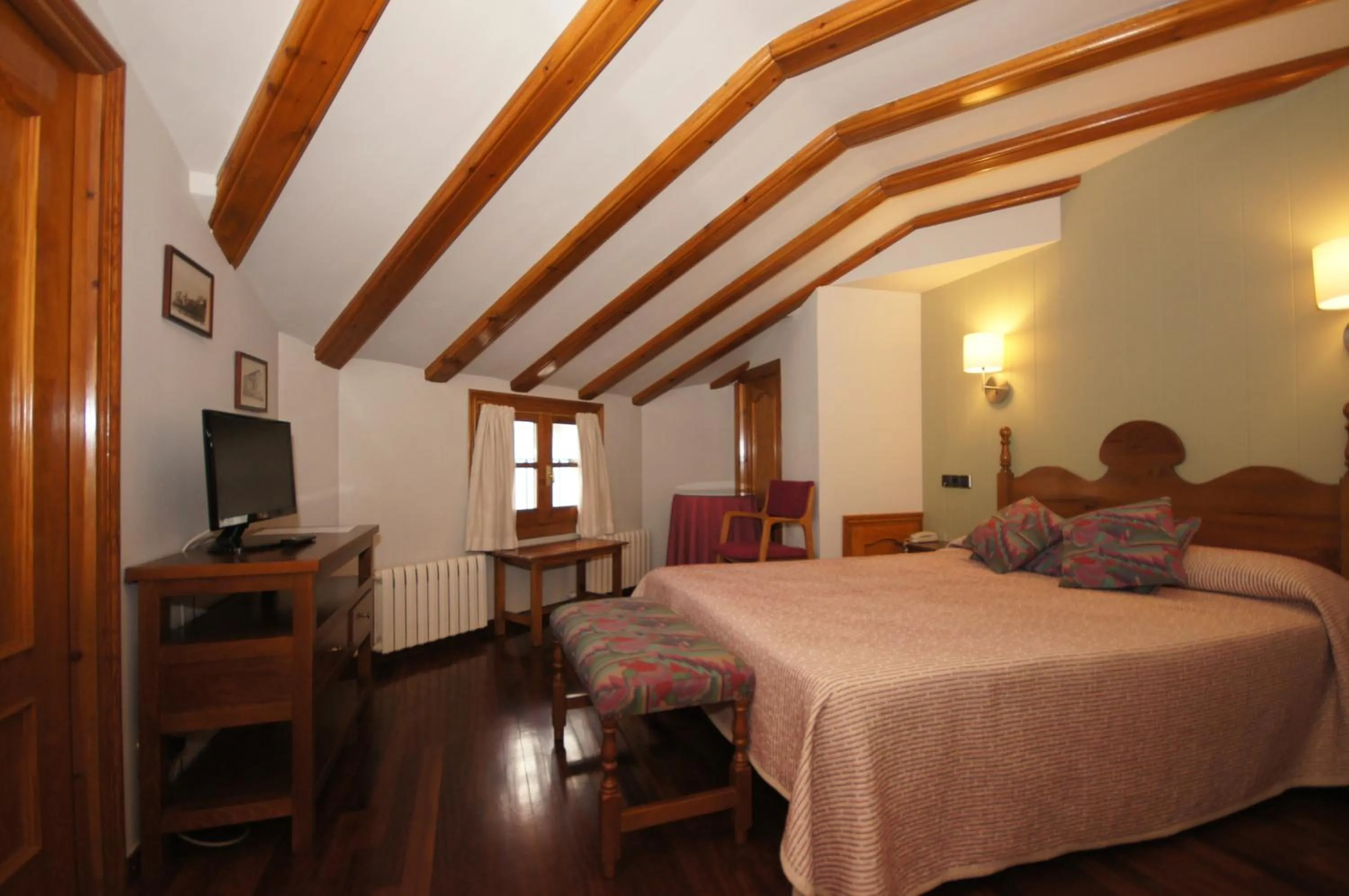 Photo of the whole room, Bed in Hotel Aragüells