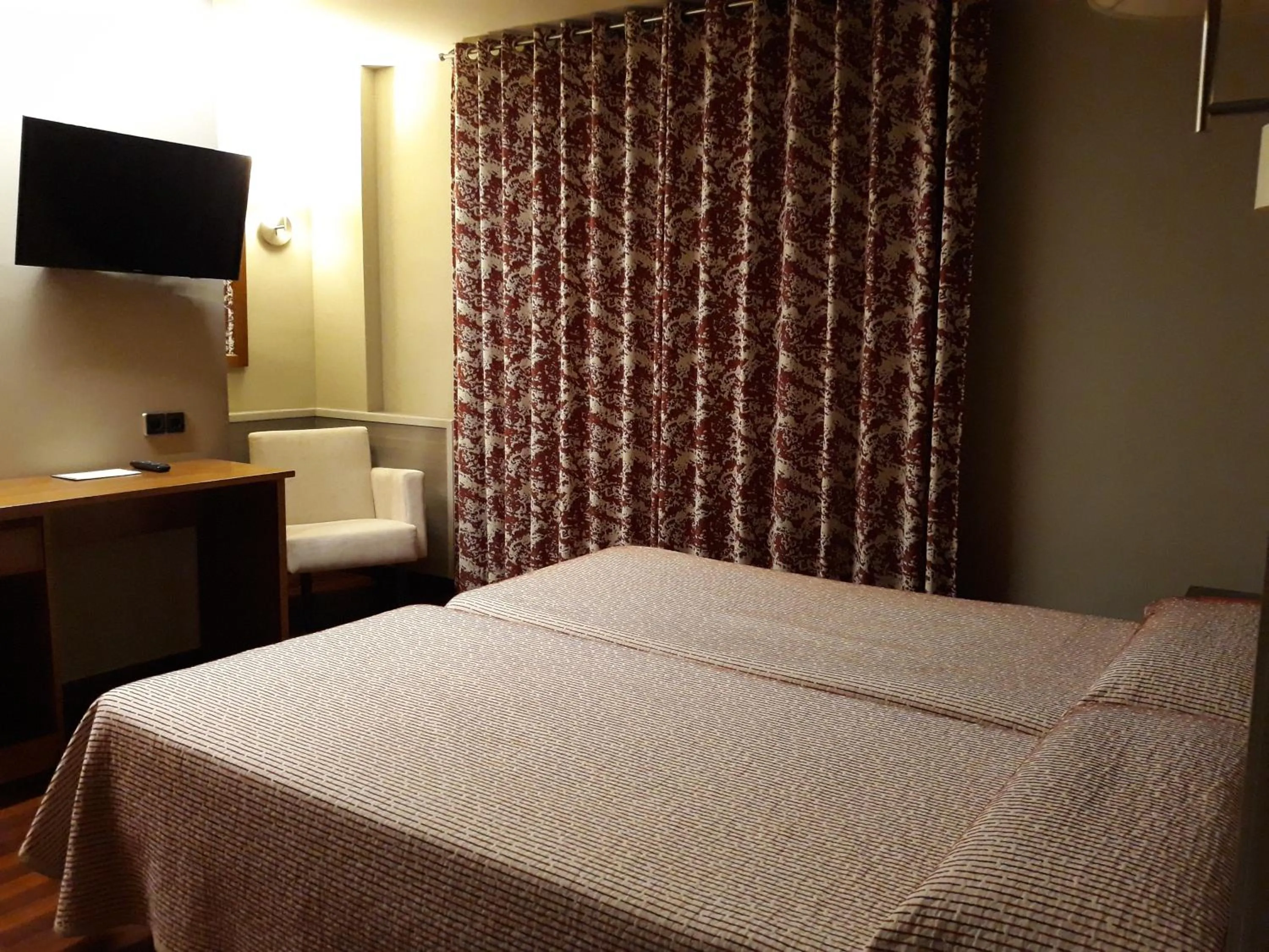 Photo of the whole room, Bed in Hotel Aragüells