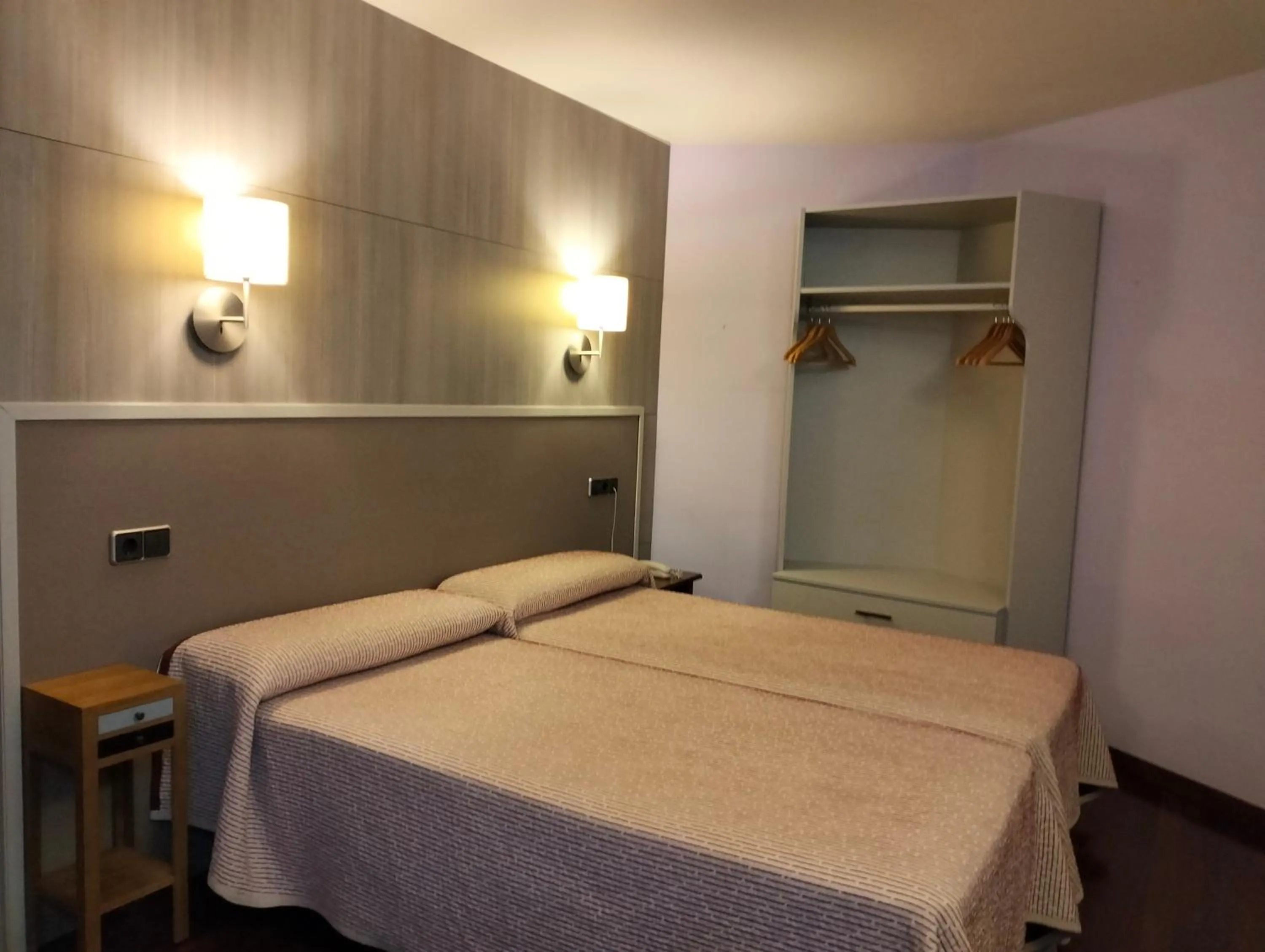 Photo of the whole room, Bed in Hotel Aragüells