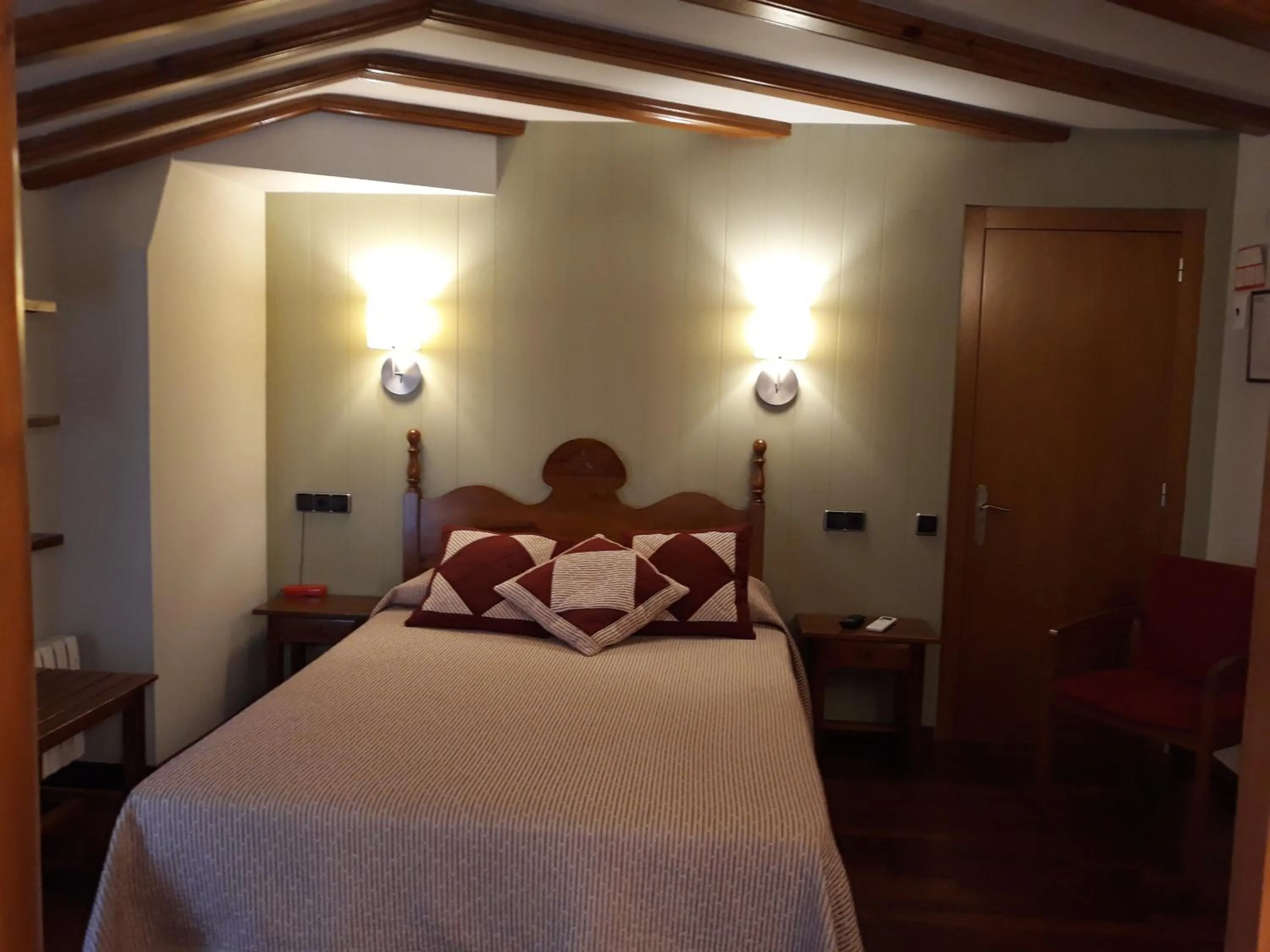 Photo of the whole room, Bed in Hotel Aragüells
