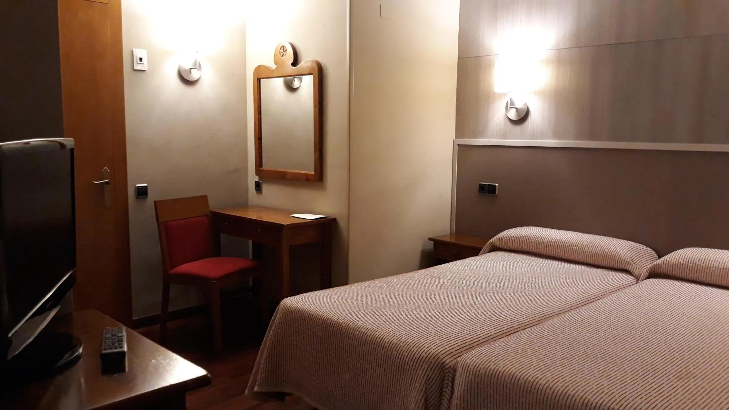 Photo of the whole room, Bed in Hotel Aragüells